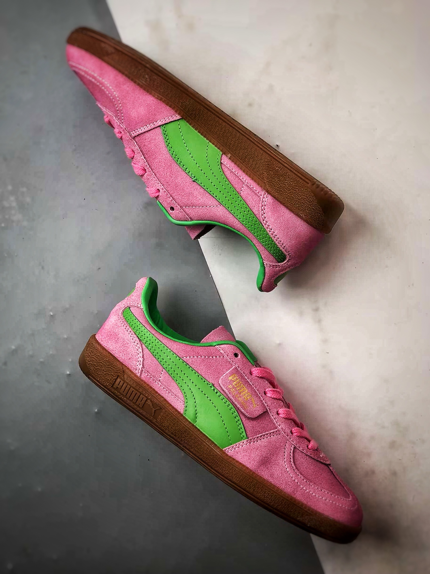 150 Puma Palermo 粉绿 舒适百搭低帮德训板鞋 孔眼底座和脚趾凸起由绒面革材料制成 397760-01