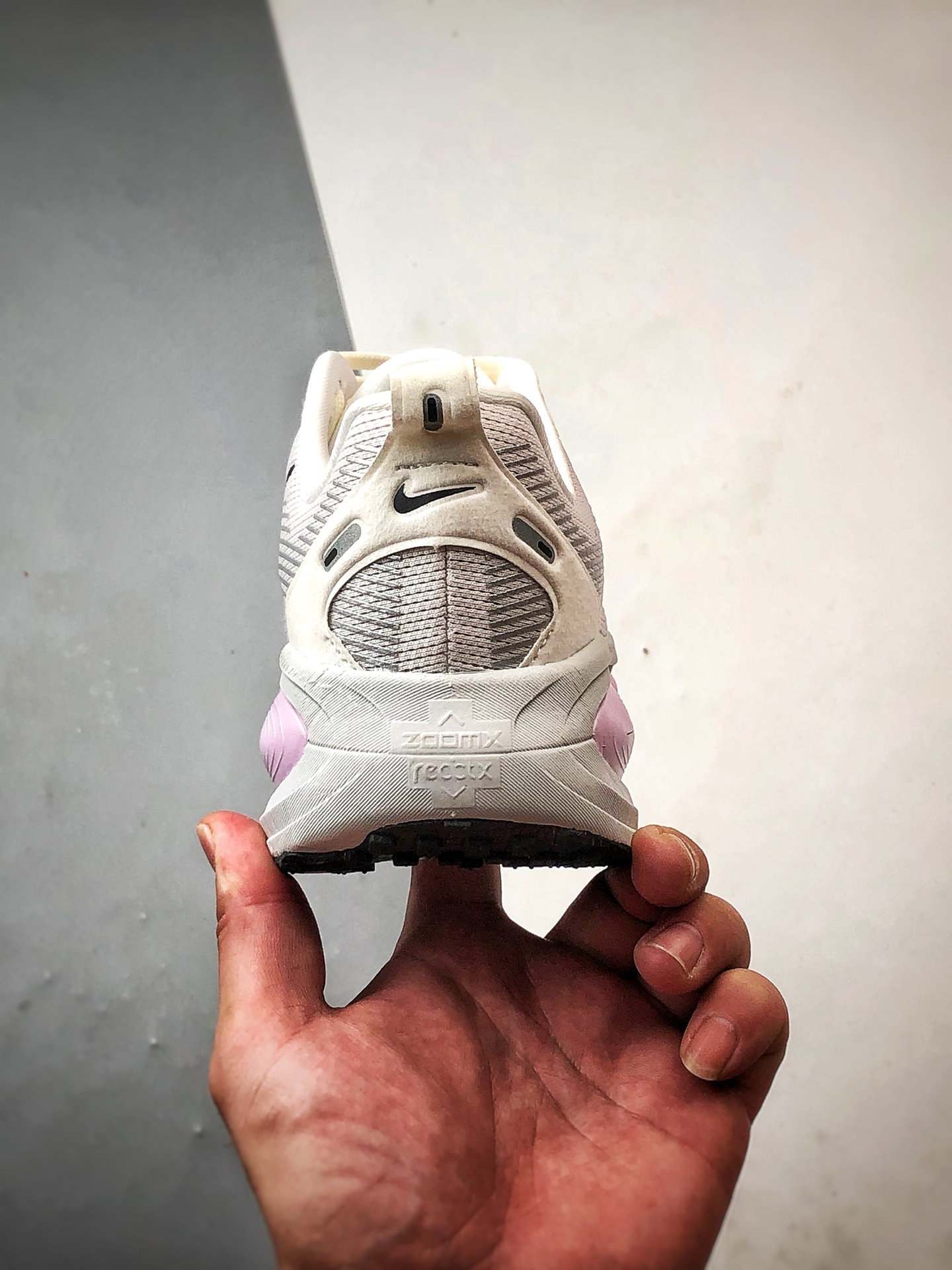 180 NK Air Zoom Vomero 18 白紫 迈柔18舒适百搭网面透气休闲跑步鞋 IM2503-133