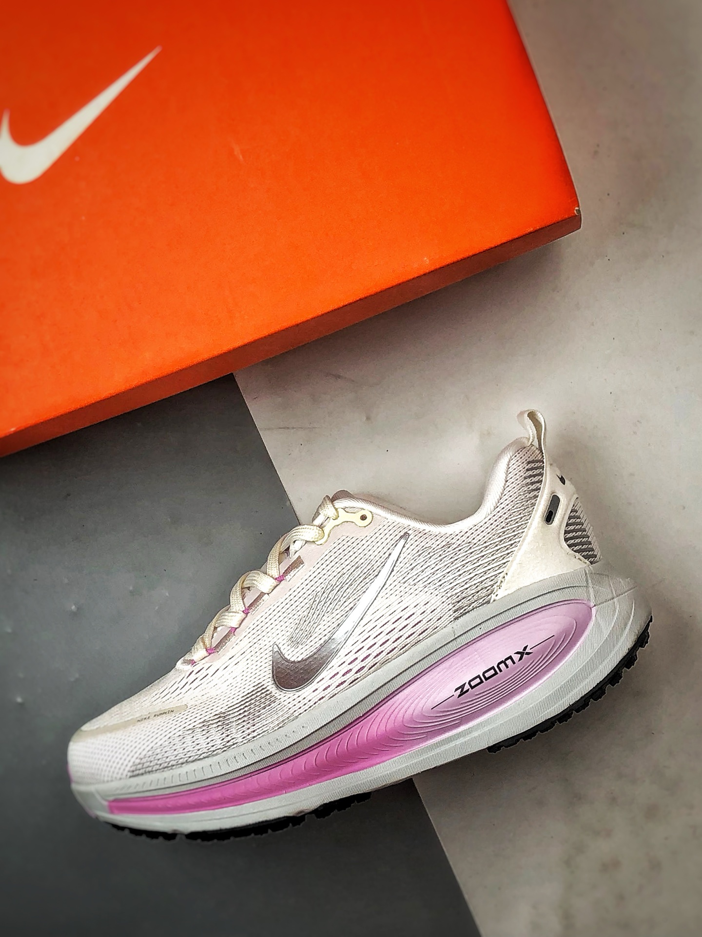 180 NK Air Zoom Vomero 18 白紫 迈柔18舒适百搭网面透气休闲跑步鞋 IM2503-133