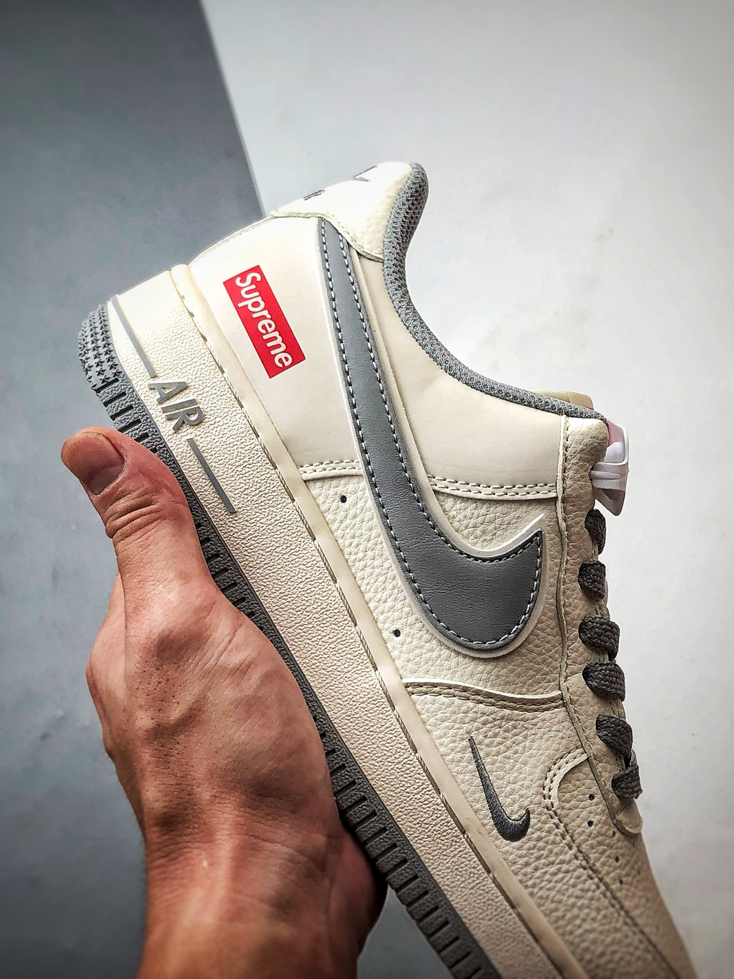 Sup x Air Force 1 Low 米白灰钩 JP8048-012-Top High Quatity Cheap Sneakers Fashion Clothing Clothes Bags handbags Shoes of all Brand wholesale With The best Quality And Beautiful Price from China Factory Chinese suppliers wholesaler seller Sup x Air Force 1 Low 米白灰钩 JP8048-012