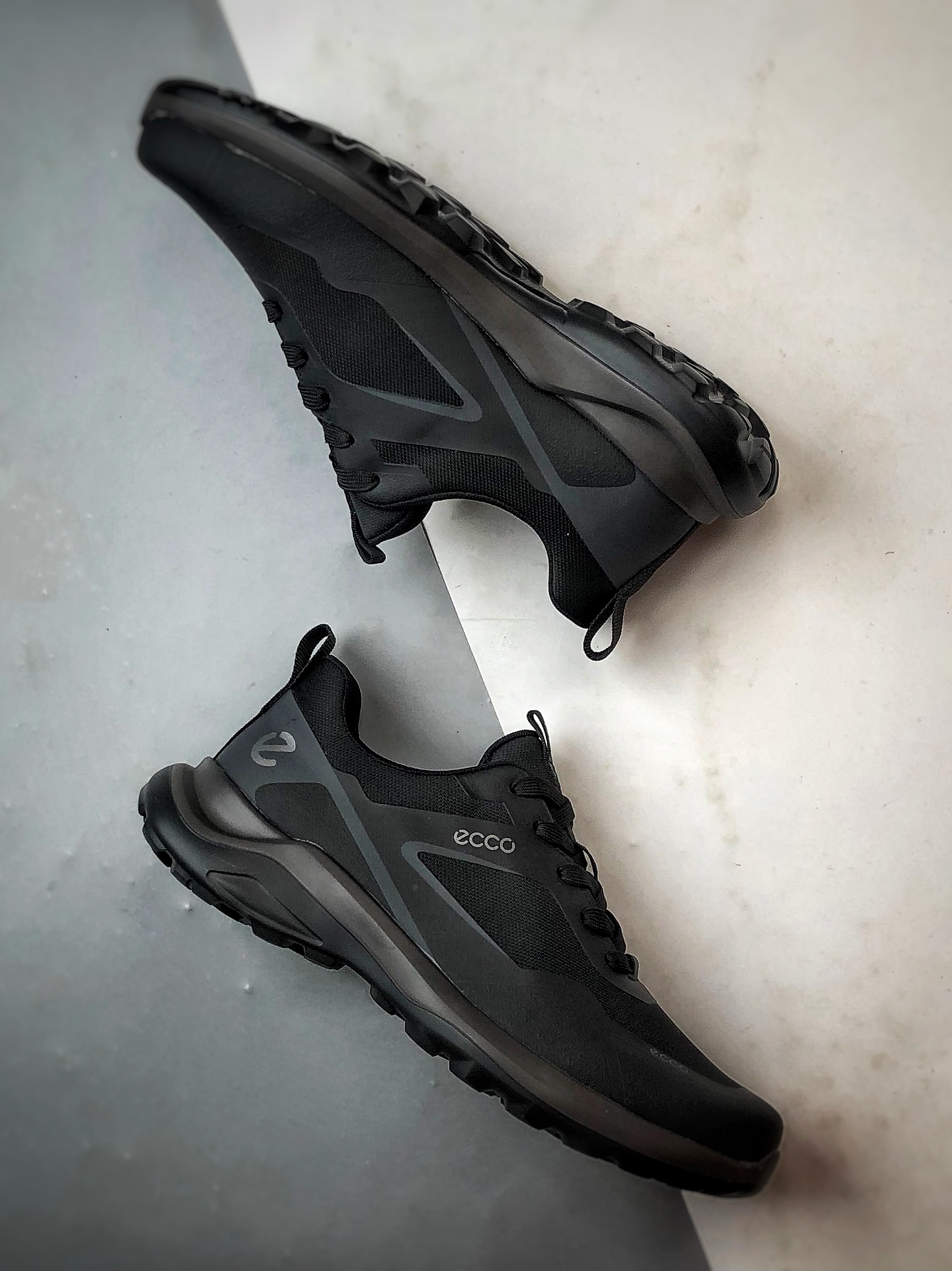 300 Ecco/爱步 驱动系列 户外防水透气复古时尚拼接徒步跑鞋 8825940