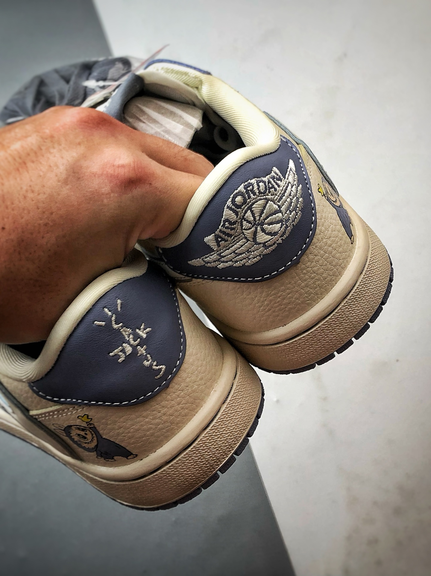 Air Jordan 1 Low ”高端定制” 拉布布涂鸦米白灰蓝倒钩 DZ5899-018