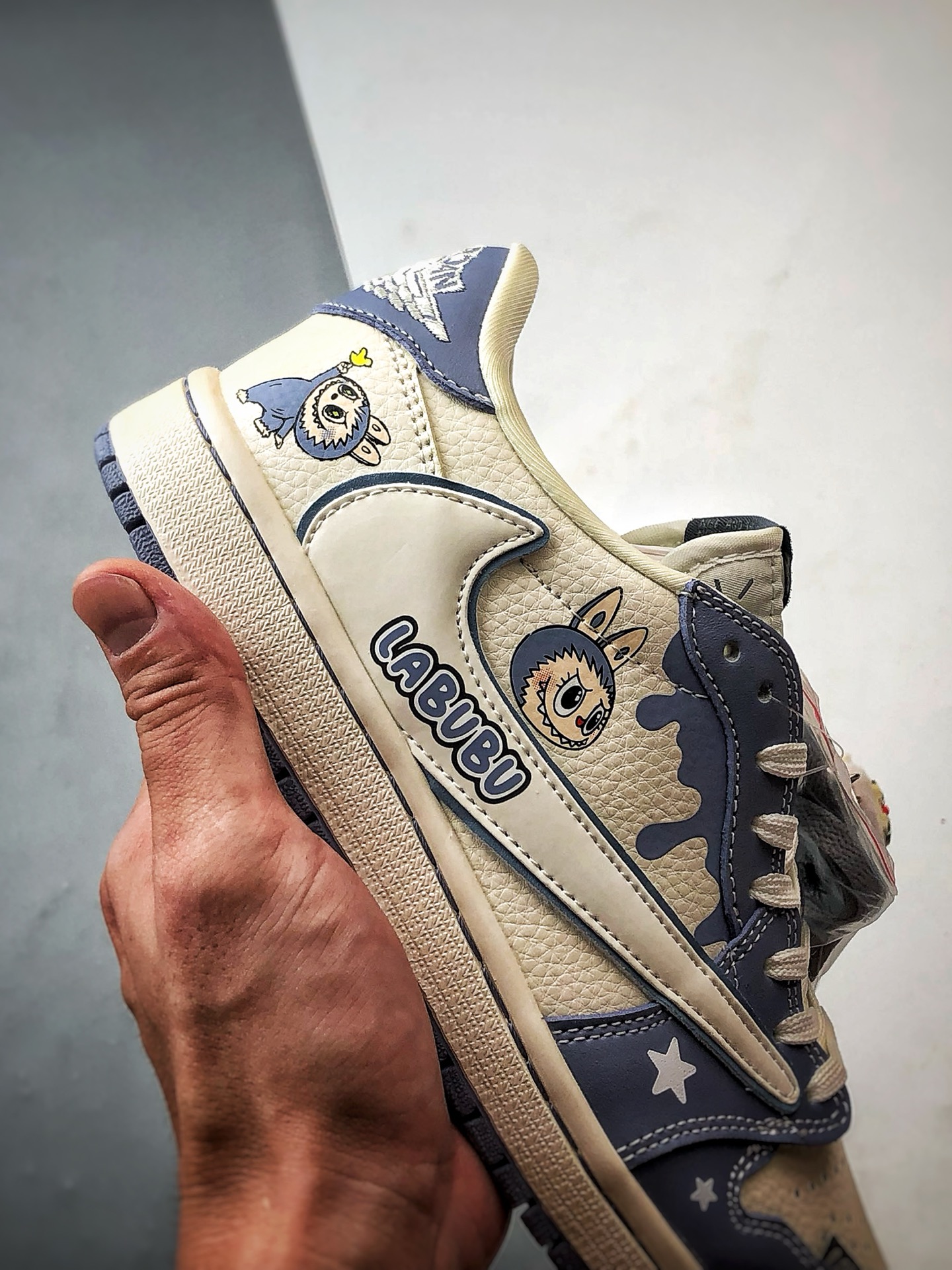 Air Jordan 1 Low ”高端定制” 拉布布涂鸦米白灰蓝倒钩 DZ5899-018