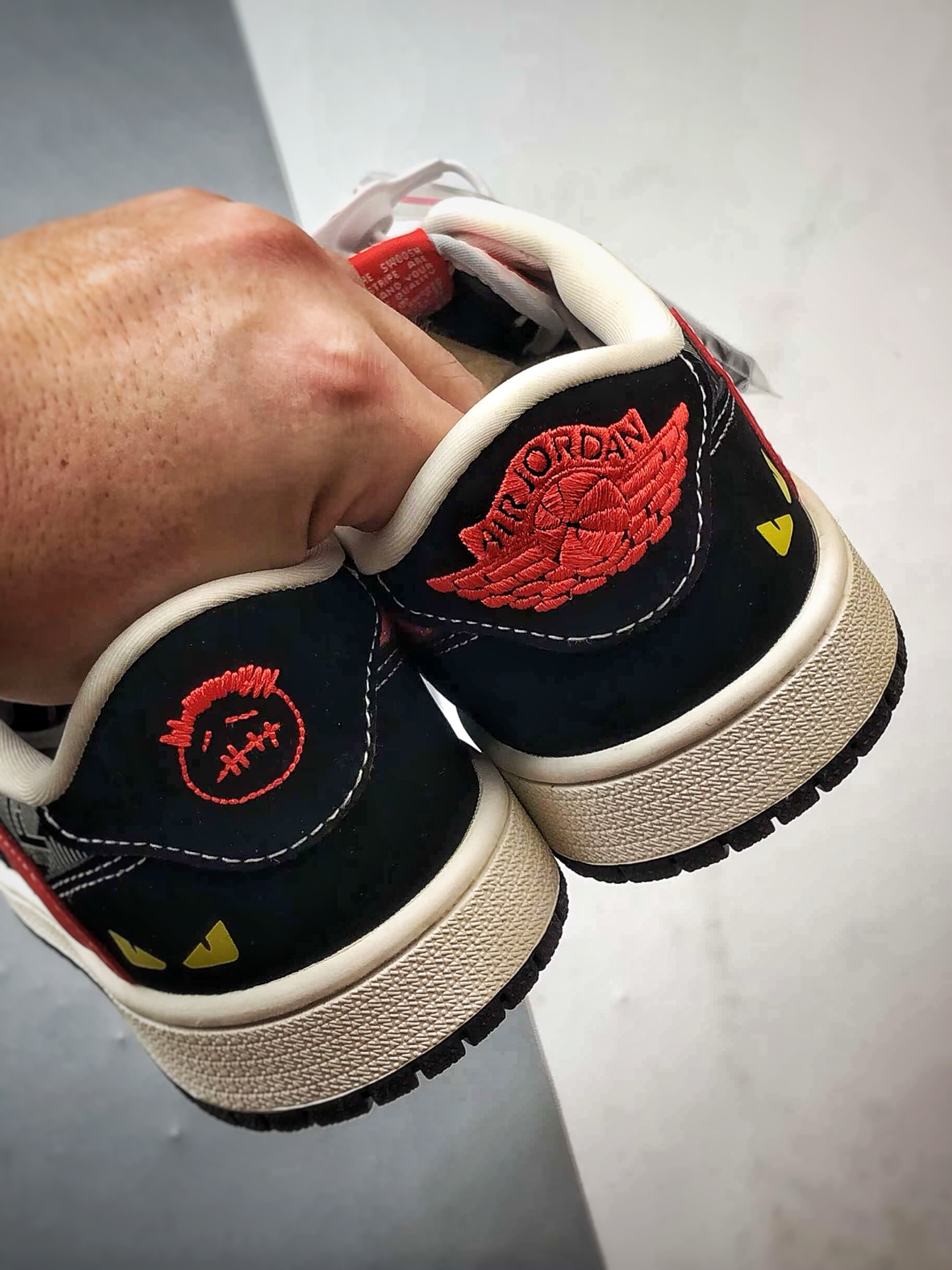 Air Jordan 1 Low ”高端定制” 芬迪黑白红倒钩 XS2025-078 Air Jordan 1 Low ”高端定制” 芬迪黑白红倒钩 XS2025-078
