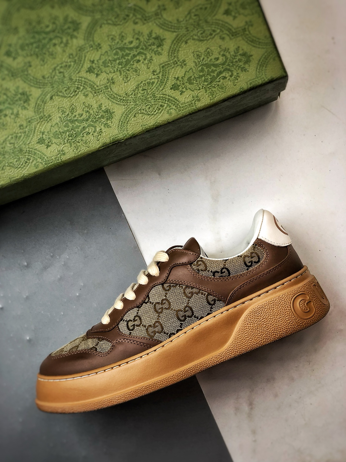 480 Chunky B Sneaker系列 棕色 低帮厚底增高休闲时尚饼干鞋