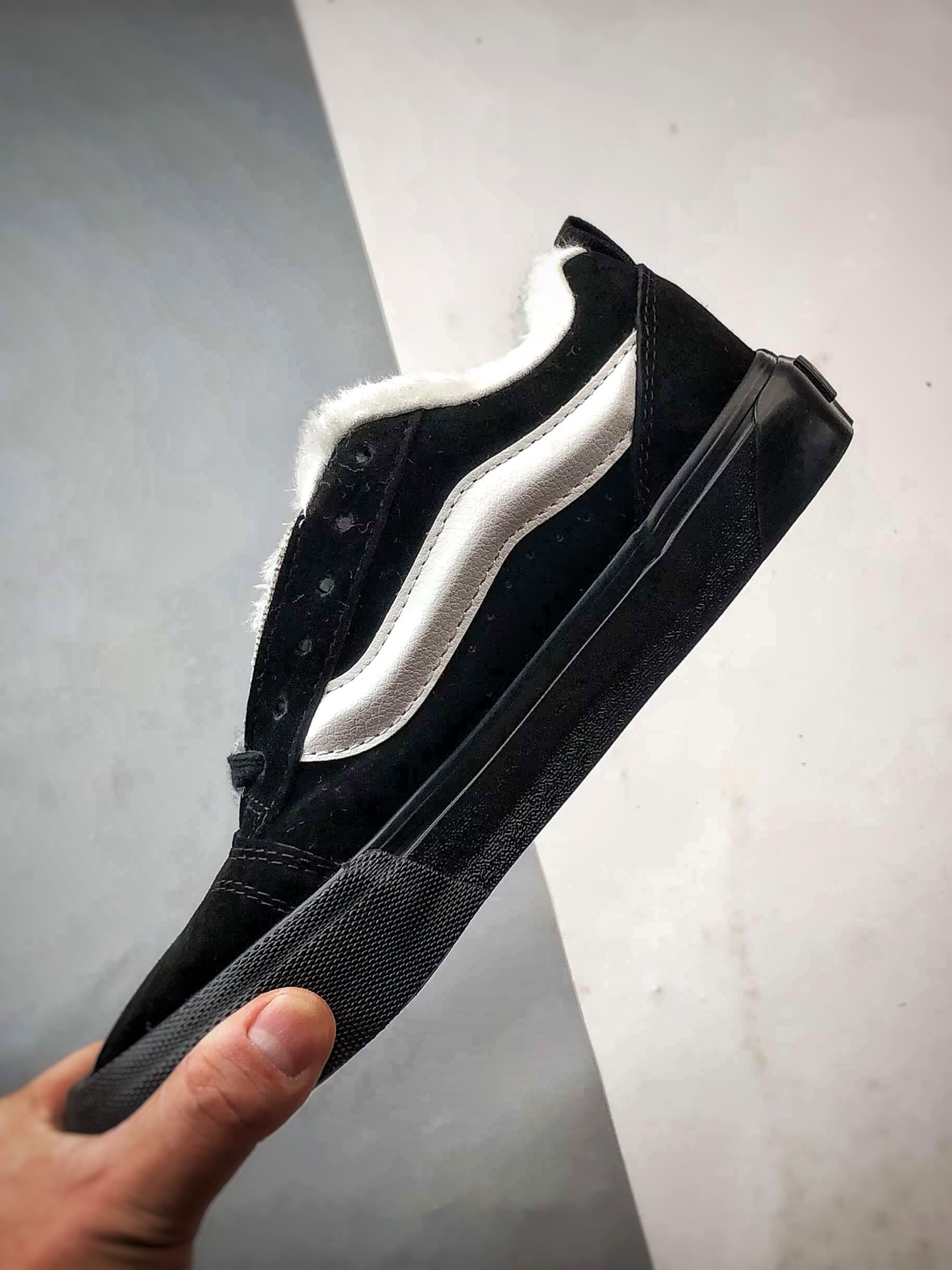 Vans Knu Skool 黑武士 百搭休闲防滑减震加绒款面包鞋 VN0009QCBMA