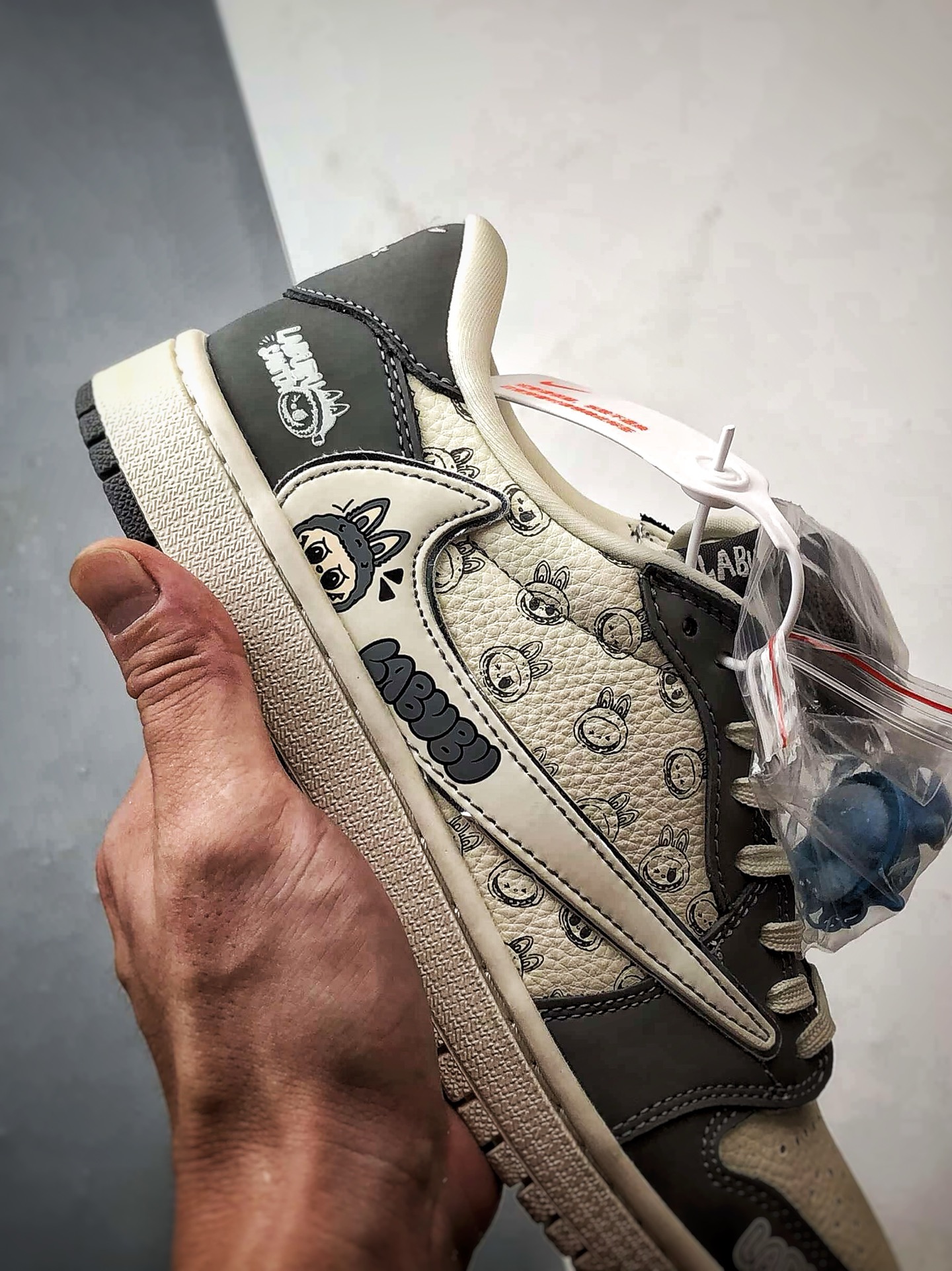 Air Jordan 1 Low ”高端定制” 拉布布涂鸦白灰倒钩 LD2028-055