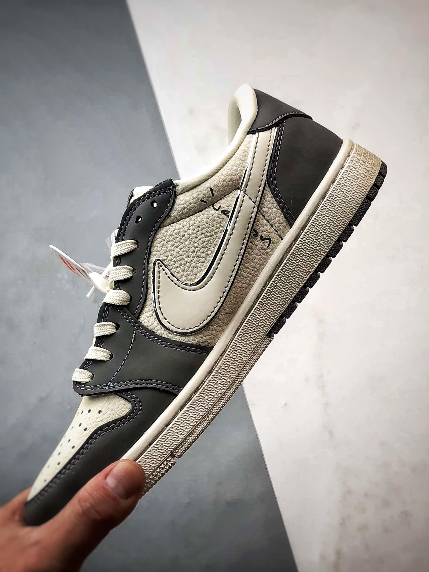 Air Jordan 1 Low ”高端定制” 拉布布涂鸦白灰倒钩 LD2028-055