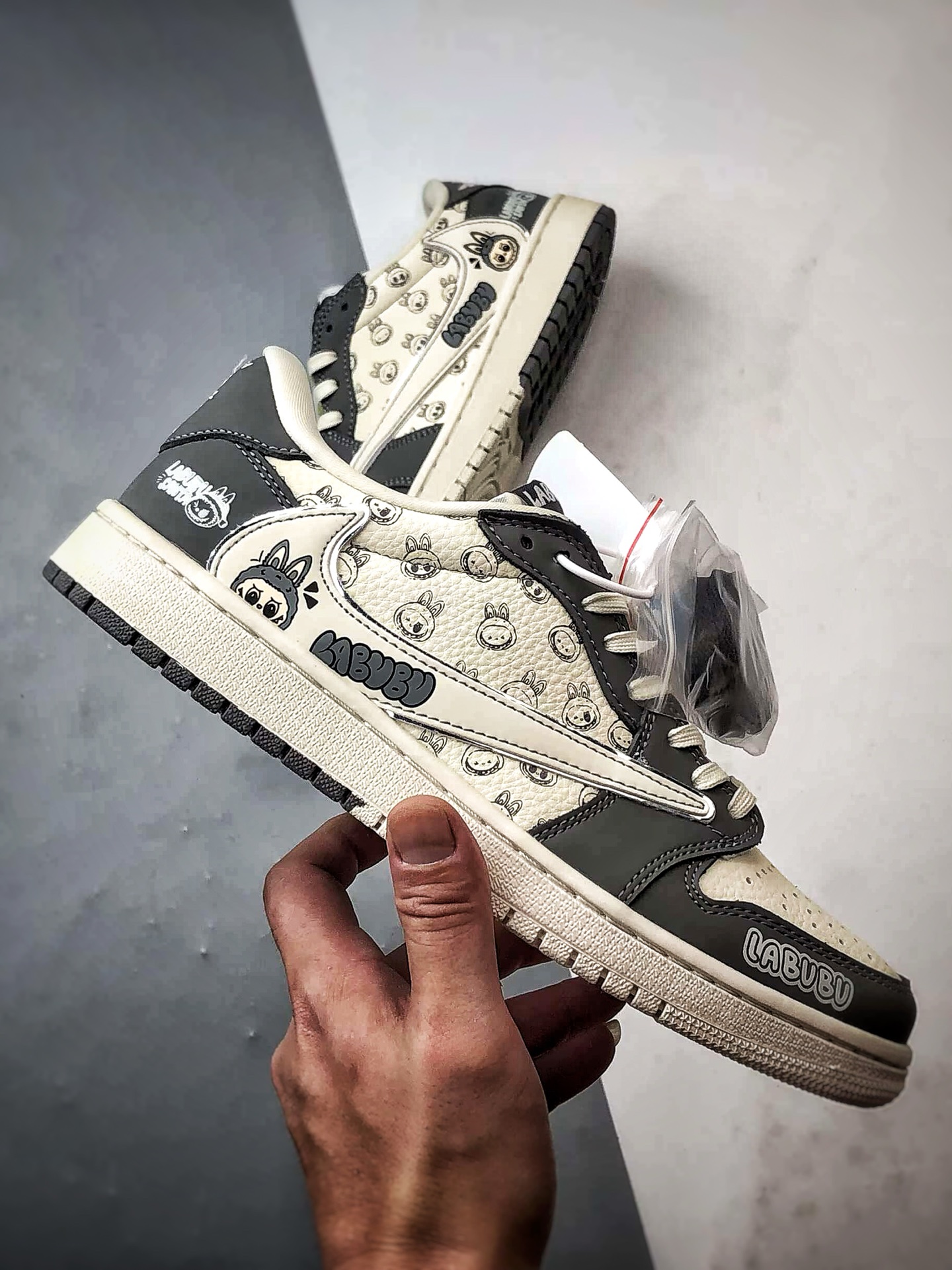 Air Jordan 1 Low ”高端定制” 拉布布涂鸦白灰倒钩 LD2028-055