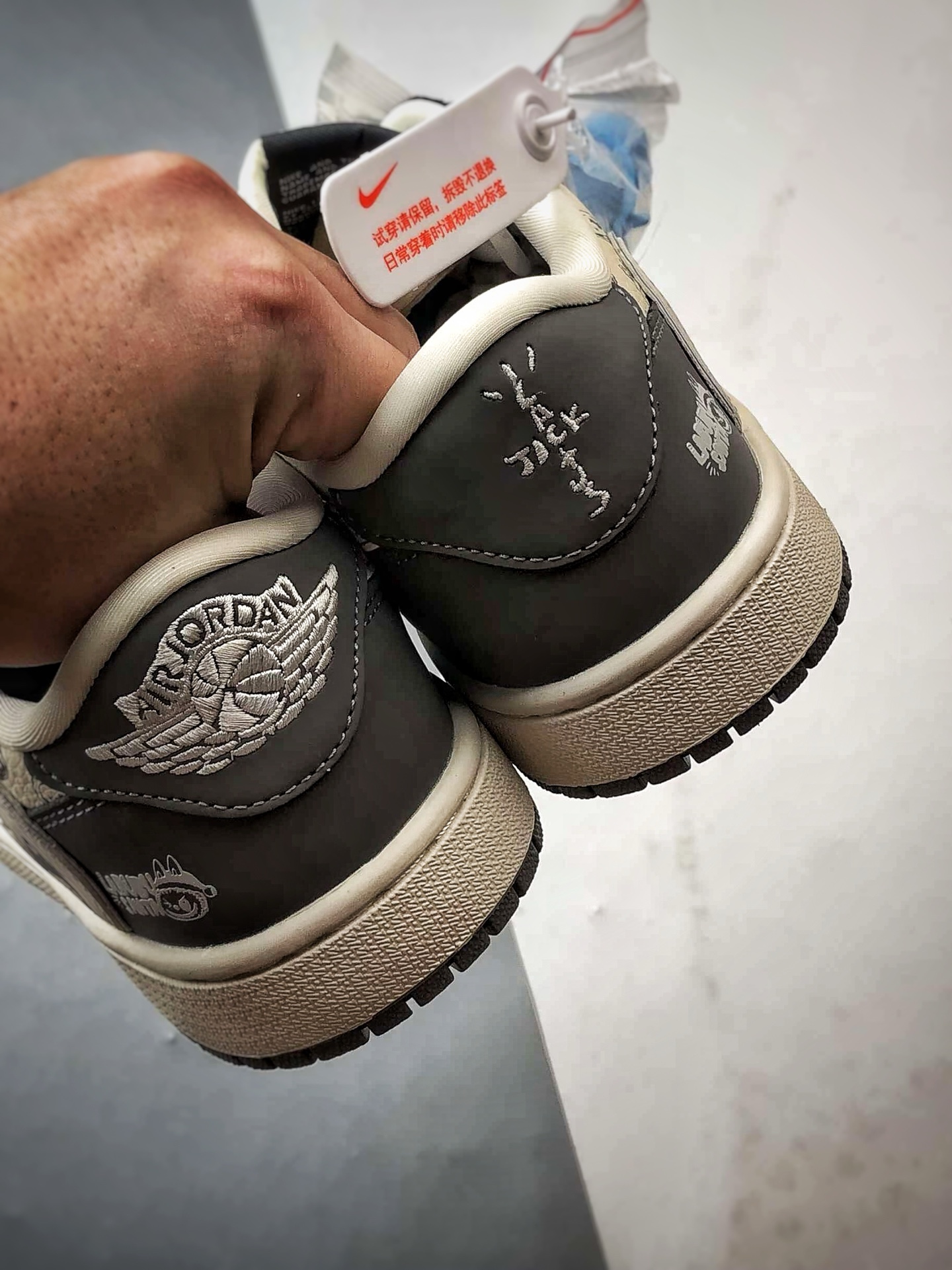 Air Jordan 1 Low ”高端定制” 拉布布涂鸦白灰倒钩 LD2028-055