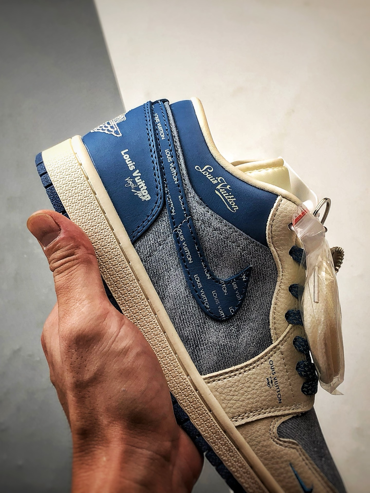 Air Jordan 1 Low ”高端定制” LV米白蓝拼接牛仔 QD1988-003-High Quatity Cheap Brand wholesale wholesaler seller Clothes Bags handbags Sneakers Top Fashion Clothing Shoes from China Factory Chinese suppliers best Quality Beautiful Price Air Jordan 1 Low ”高端定制” LV米白蓝拼接牛仔 QD1988-003