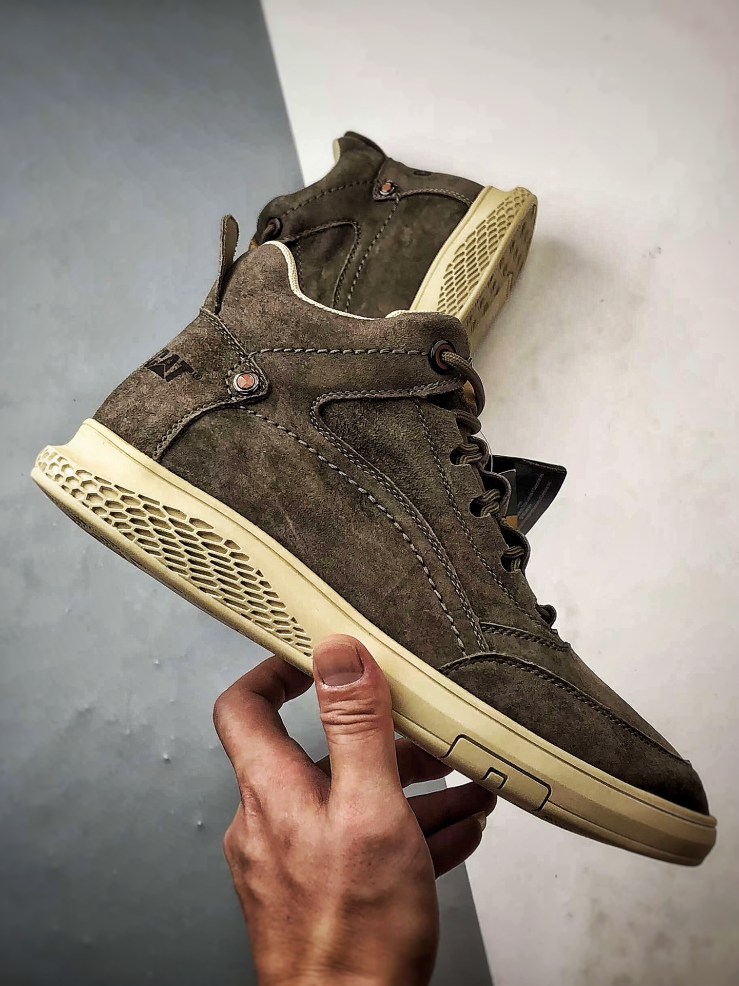 CAT/卡特 硬汉推土机品牌 秋冬经典款 户外百搭中帮休闲马丁靴 P727922