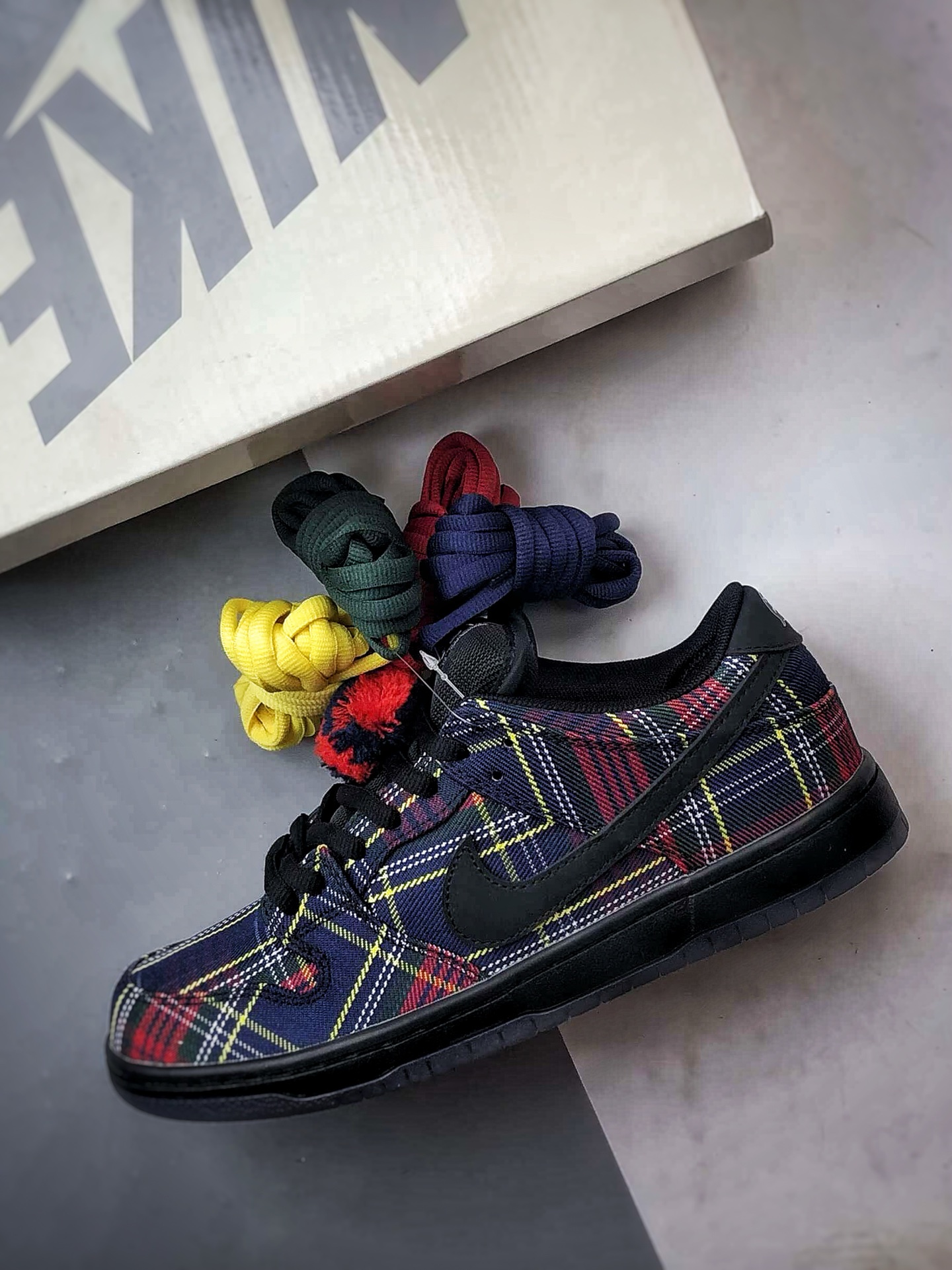 Nardwuar x NK Dunk SB Low Pro 联名苏格兰纹红蓝 II1493-600