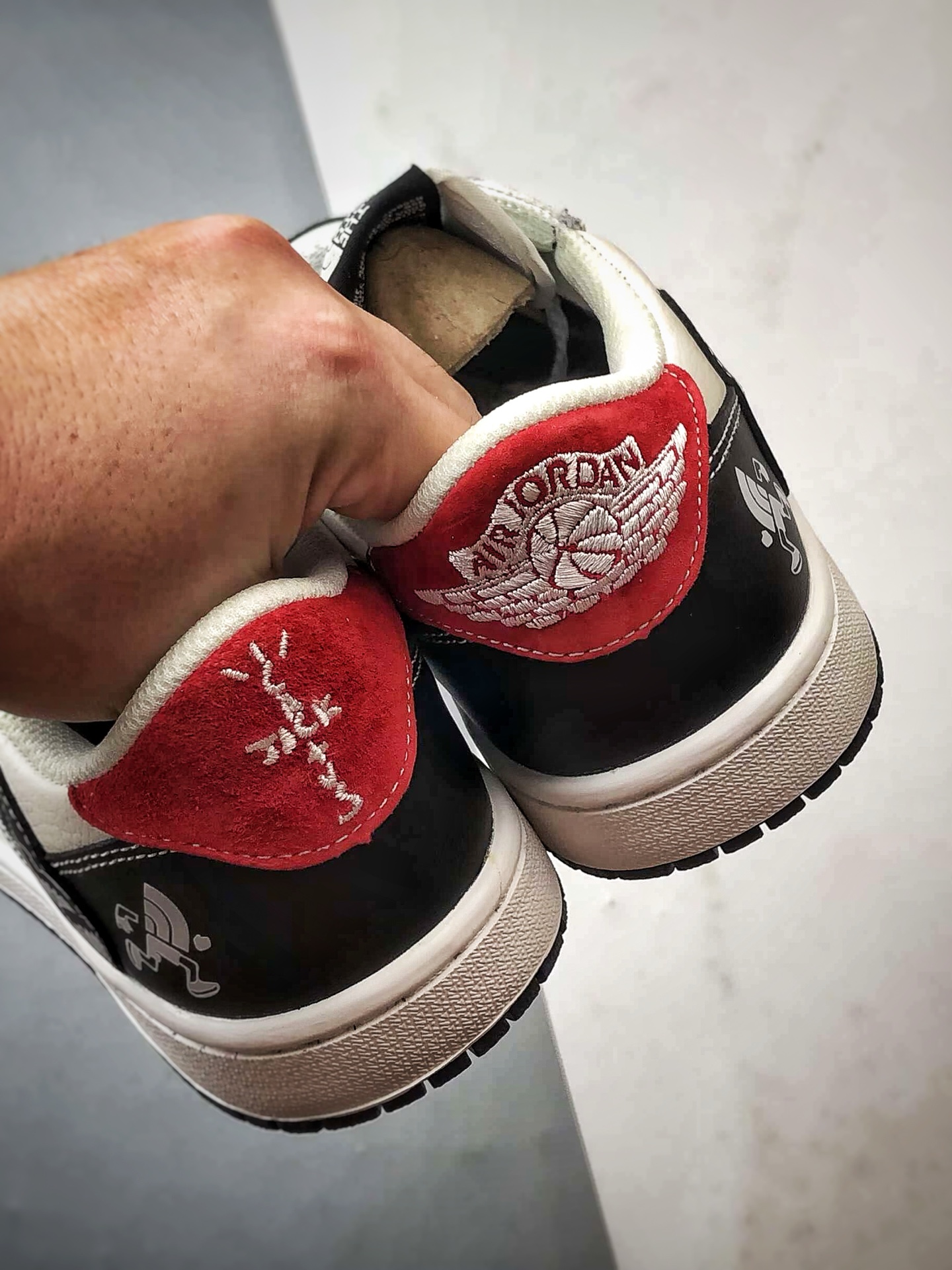 Air Jordan 1 Low ”高端定制” 北面涂鸦米白黑倒钩 DZ5899-028