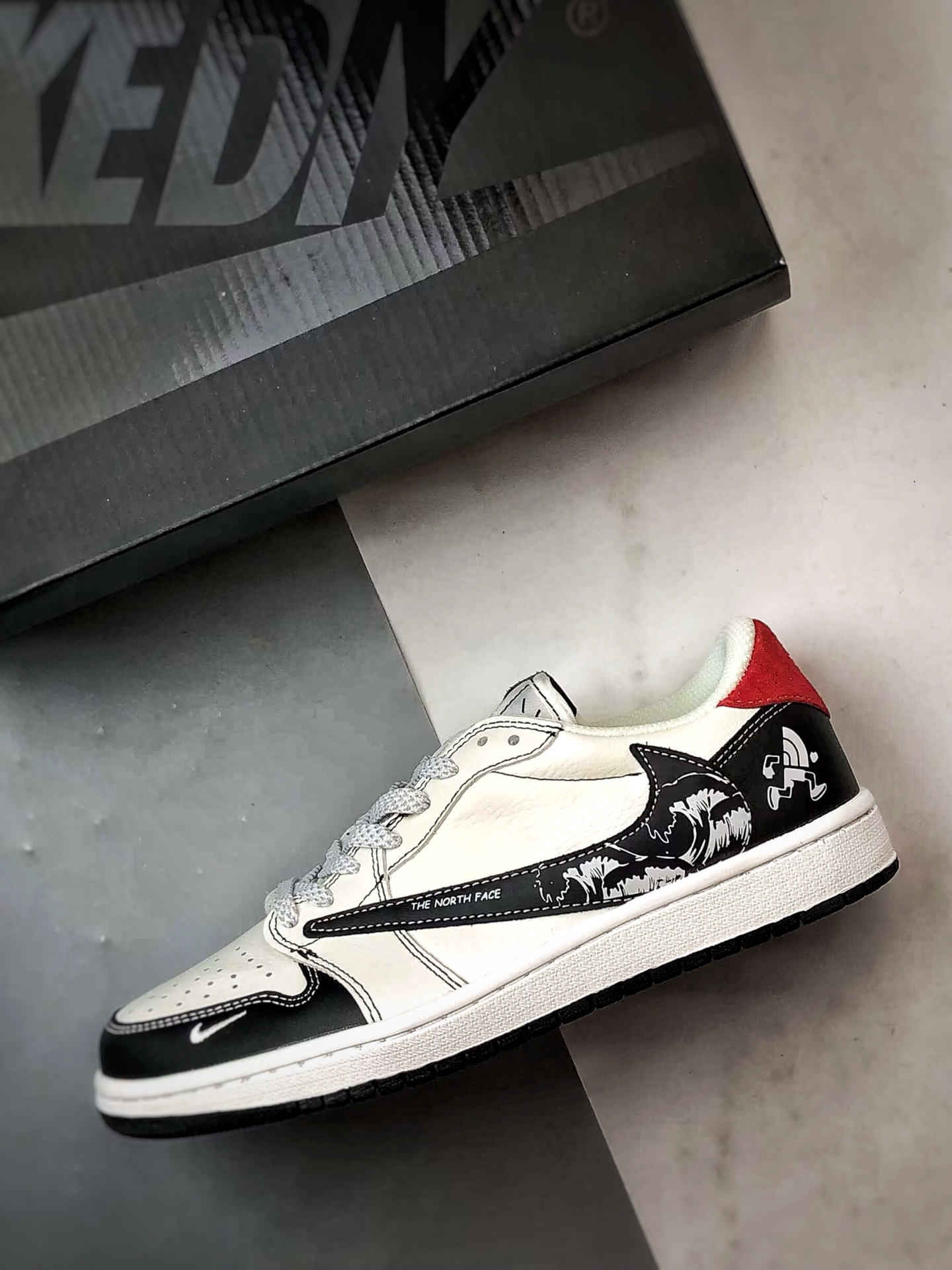 Air Jordan 1 Low ”高端定制” 北面涂鸦米白黑倒钩 DZ5899-028