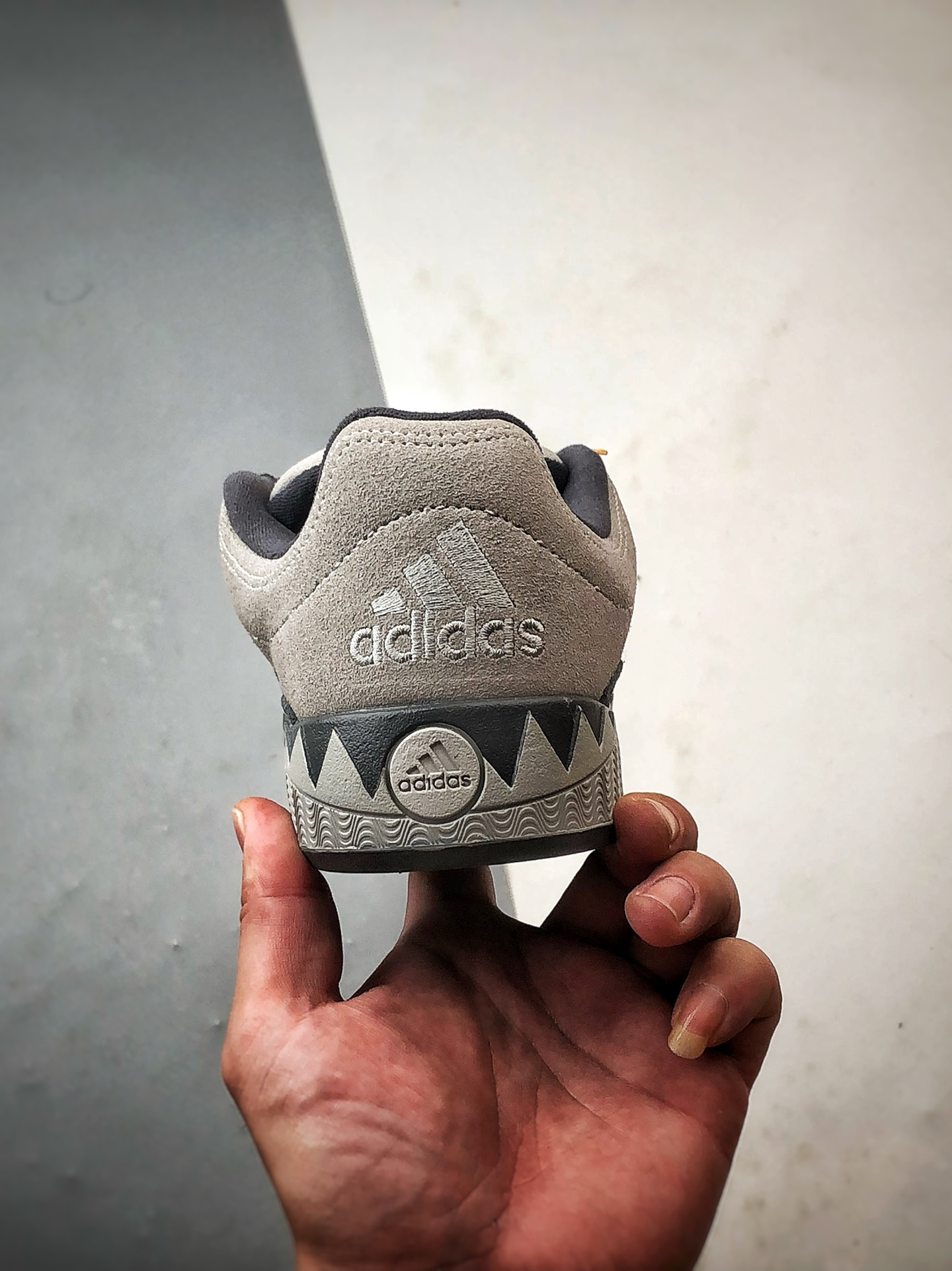 AD Originals Adimatic 灰色 复古经典鲨鱼面包鞋 KI8885