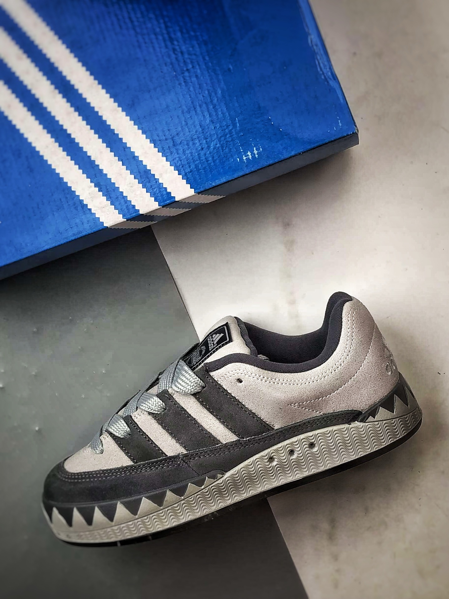 AD Originals Adimatic 灰色 复古经典鲨鱼面包鞋 KI8885