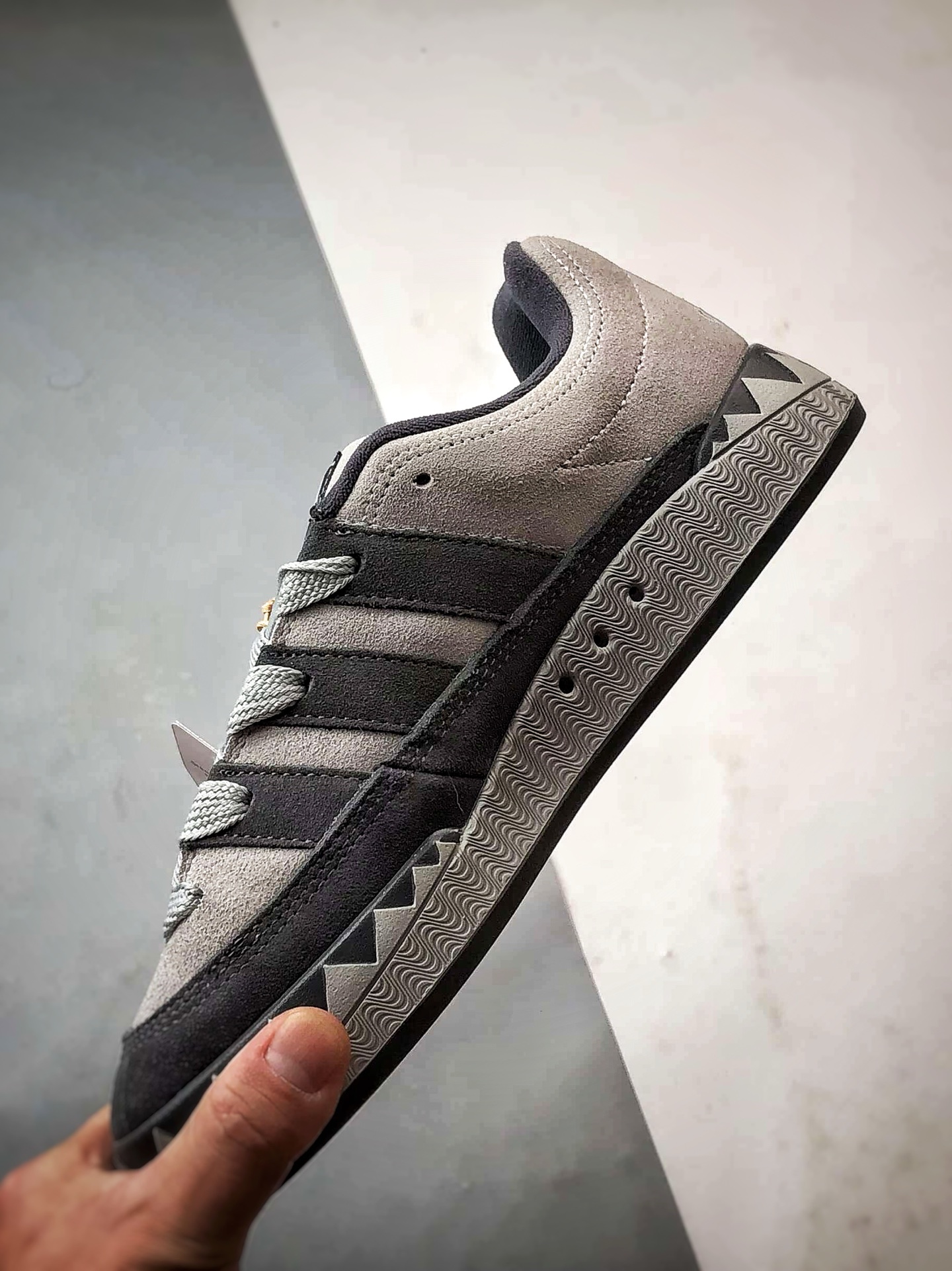 AD Originals Adimatic 灰色 复古经典鲨鱼面包鞋 KI8885