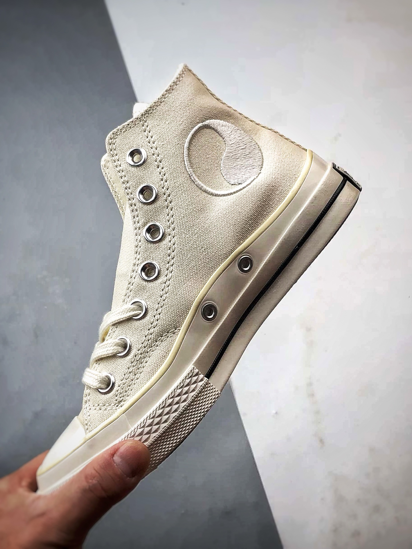 Converse x Our Legacy 米白 太极阴阳联名高帮帆布鞋 A16179C-High Quatity Cheap Brand wholesale wholesaler seller Clothes Bags handbags Sneakers Top Fashion Clothing Shoes from China Factory Chinese suppliers best Quality Beautiful Price Converse x Our Legacy 米白 太极阴阳联名高帮帆布鞋 A16179C