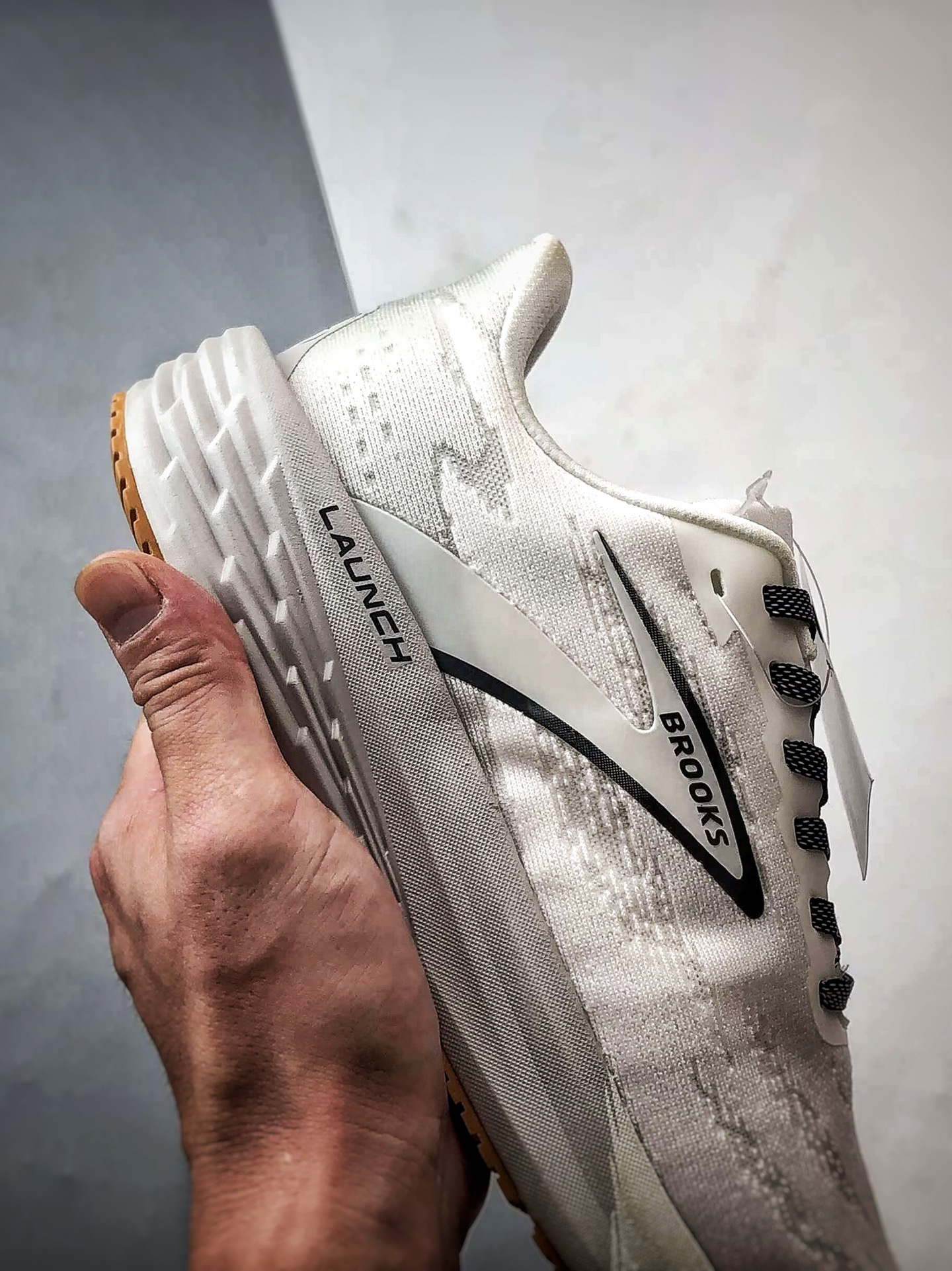 Brooks/布鲁克斯 Launch 11 灰白 启速11舒适透气轻量缓震跑步鞋-High Quatity Cheap Brand wholesale wholesaler seller Clothes Bags handbags Sneakers Top Fashion Clothing Shoes from China Factory Chinese suppliers best Quality Beautiful Price Brooks/布鲁克斯 Launch 11 灰白 启速11舒适透气轻量缓震跑步鞋