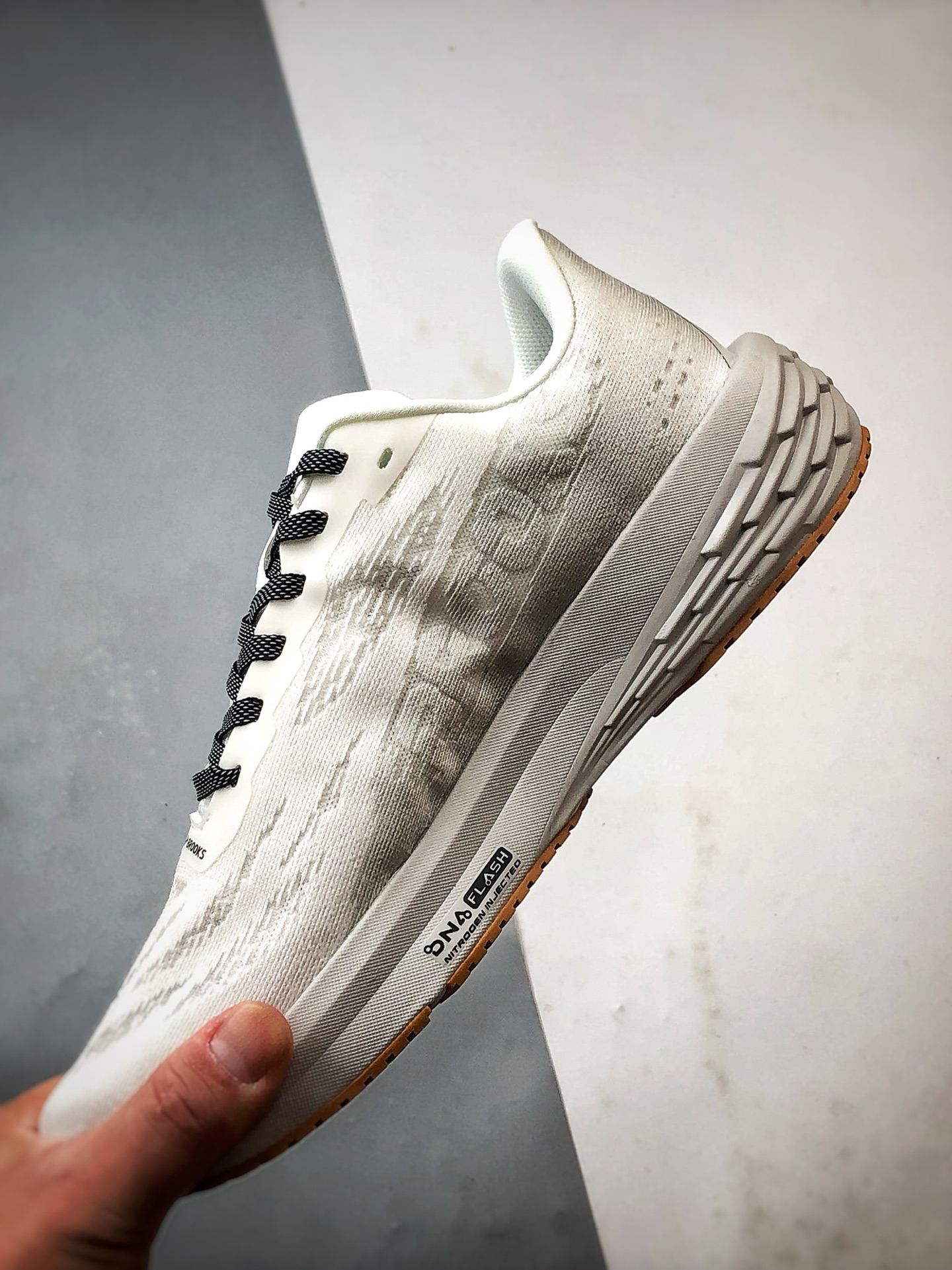 Brooks/布鲁克斯 Launch 11 灰白 启速11舒适透气轻量缓震跑步鞋-High Quatity Cheap Brand wholesale wholesaler seller Clothes Bags handbags Sneakers Top Fashion Clothing Shoes from China Factory Chinese suppliers best Quality Beautiful Price Brooks/布鲁克斯 Launch 11 灰白 启速11舒适透气轻量缓震跑步鞋