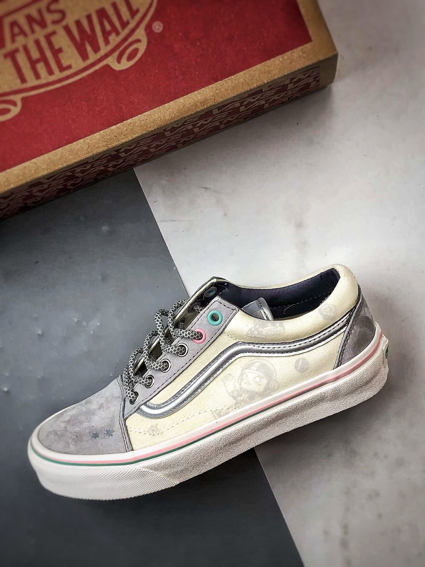 POP MA x Vans SPACE MOLLY 泡泡玛特全新联名 太空漫游 穿上想象 VN000E9TBP21