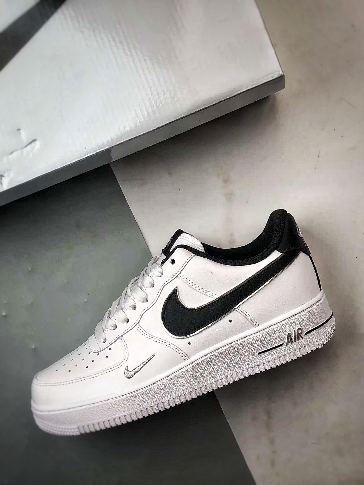 260 定制球鞋 Air Force 1 Low 白黑刺绣小银钩 经典休闲运动板鞋 ZH0316-109