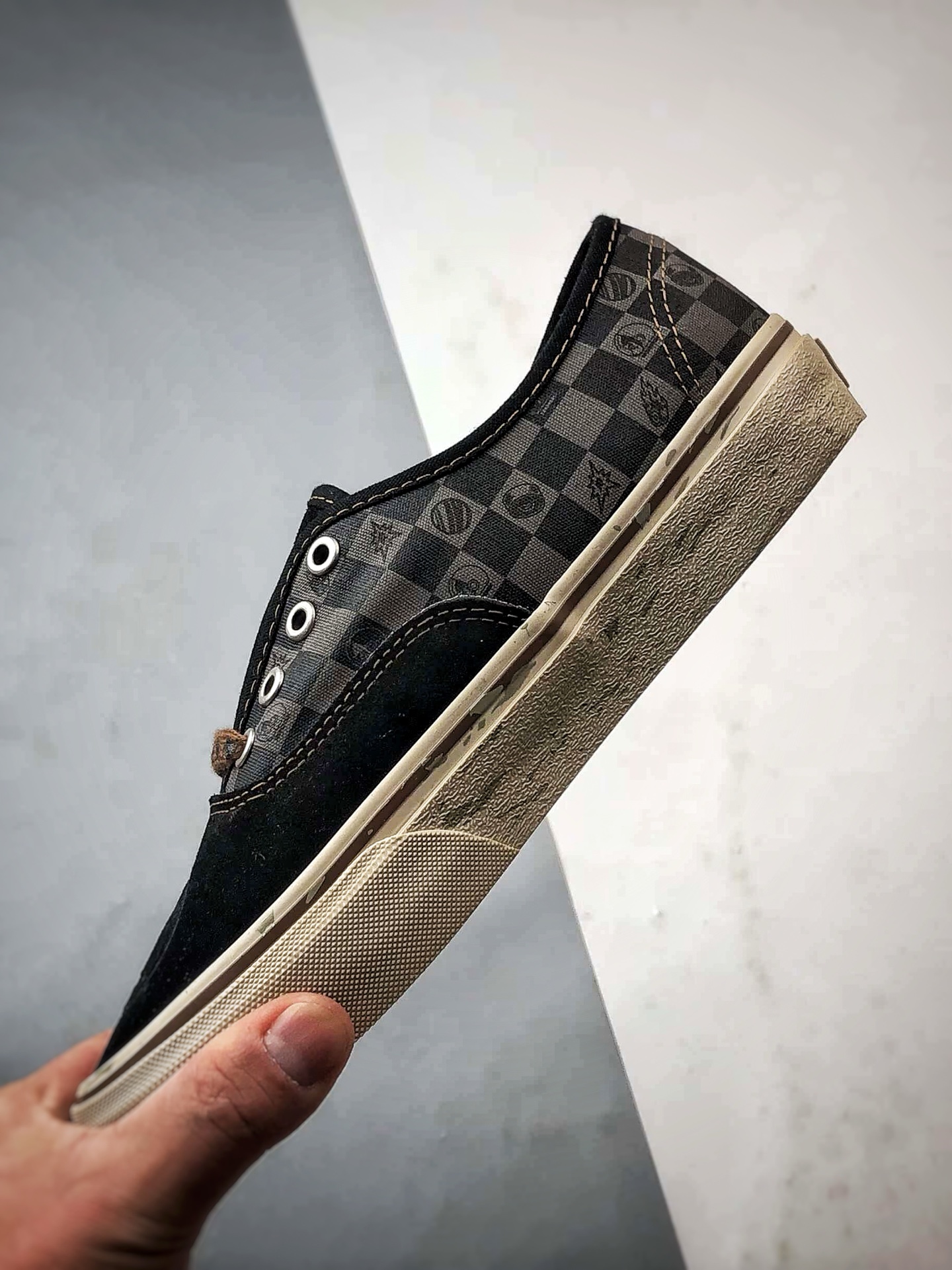 150 泡泡玛特 POP MA x Vans Authentic SPACE MOLLY 联名款黑白 舒适百搭男女低帮板鞋 VN000EGAQ3Y