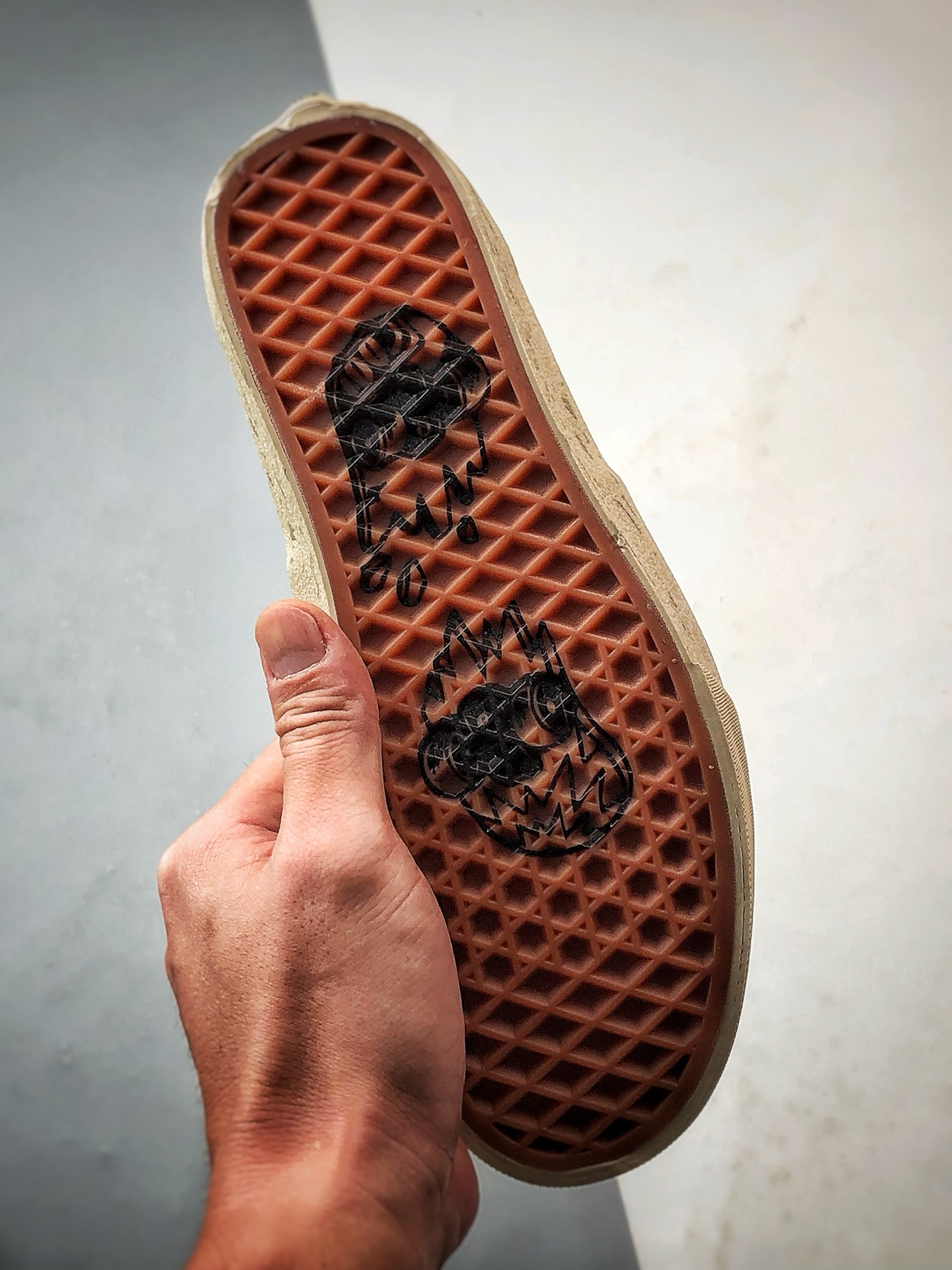 150 泡泡玛特 POP MA x Vans Authentic SPACE MOLLY 联名款黑白 舒适百搭男女低帮板鞋 VN000EGAQ3Y