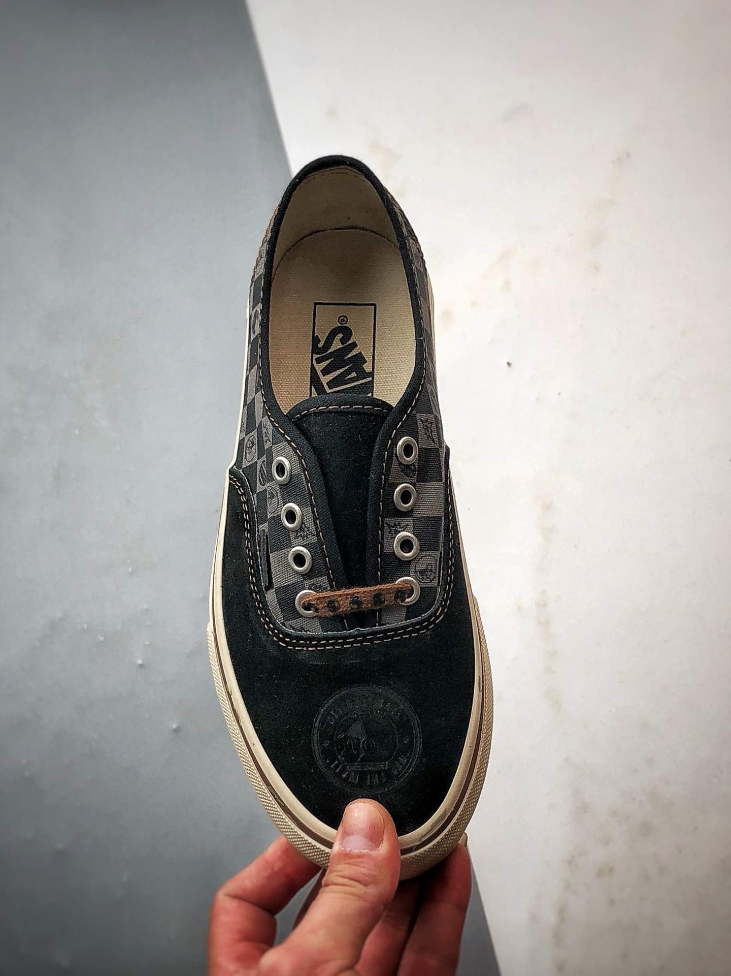 150 泡泡玛特 POP MA x Vans Authentic SPACE MOLLY 联名款黑白 舒适百搭男女低帮板鞋 VN000EGAQ3Y