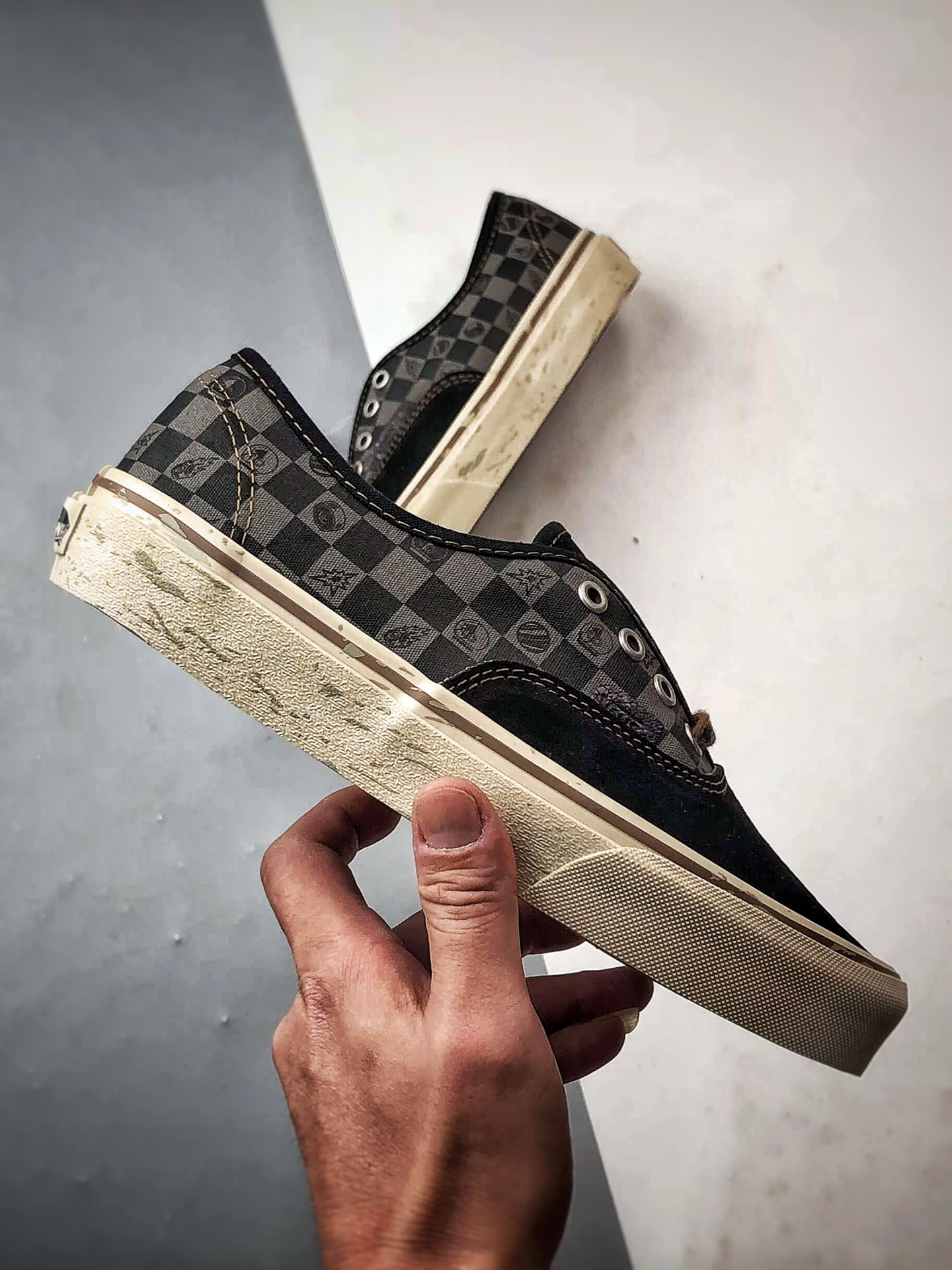 150 泡泡玛特 POP MA x Vans Authentic SPACE MOLLY 联名款黑白 舒适百搭男女低帮板鞋 VN000EGAQ3Y