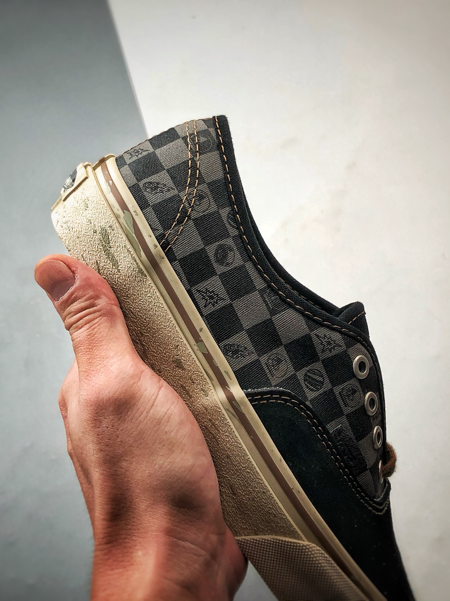 150 泡泡玛特 POP MA x Vans Authentic SPACE MOLLY 联名款黑白 舒适百搭男女低帮板鞋 VN000EGAQ3Y