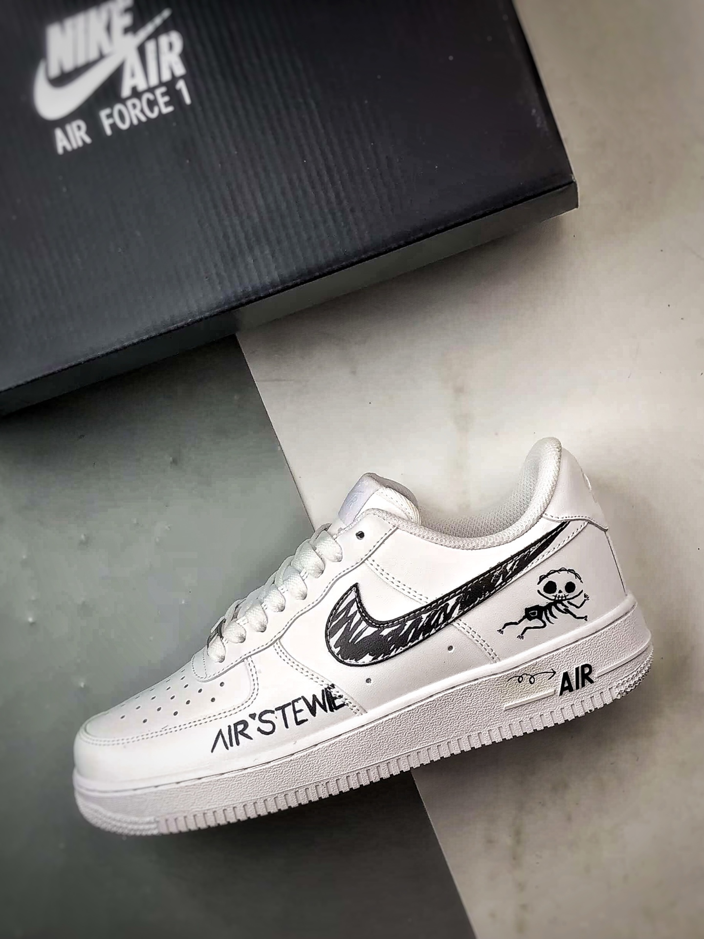 240 定制球鞋 Air Force 1 Low 顽皮小鬼 白黑 经典休闲运动板鞋 FV5159-111