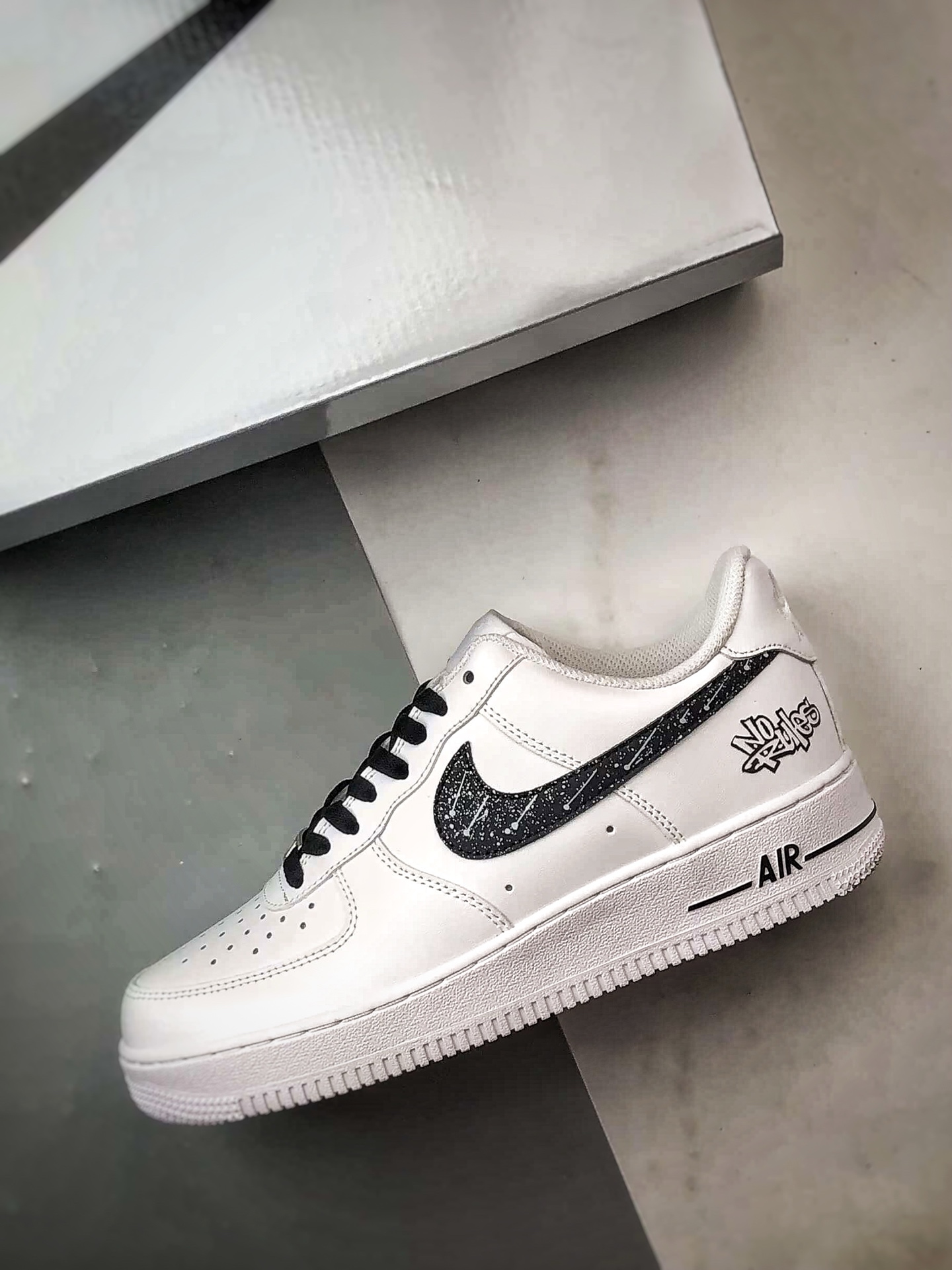 280 定制球鞋 Air Force 1 Low 星芒轨迹 白黑 经典休闲运动板鞋 ZH0316-126