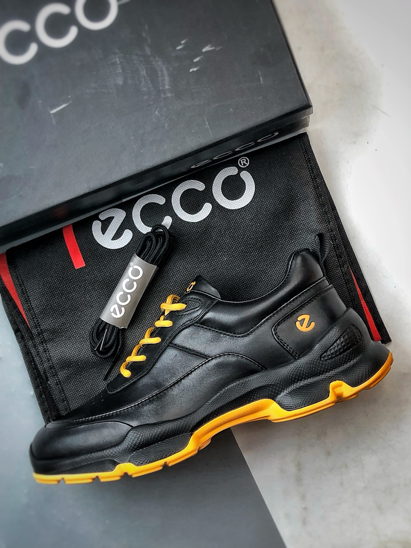 300 Ecco/爱步 健步BIOM系列新款 秋季双色拼接透气舒适运动跑步鞋 825922