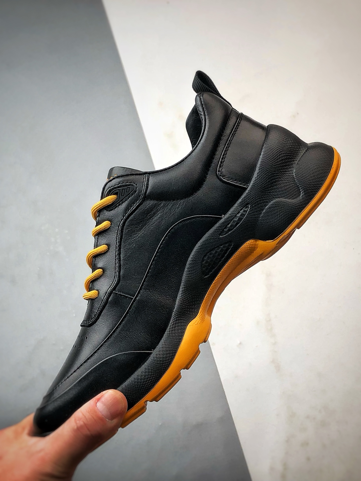 300 Ecco/爱步 健步BIOM系列新款 秋季双色拼接透气舒适运动跑步鞋 825922