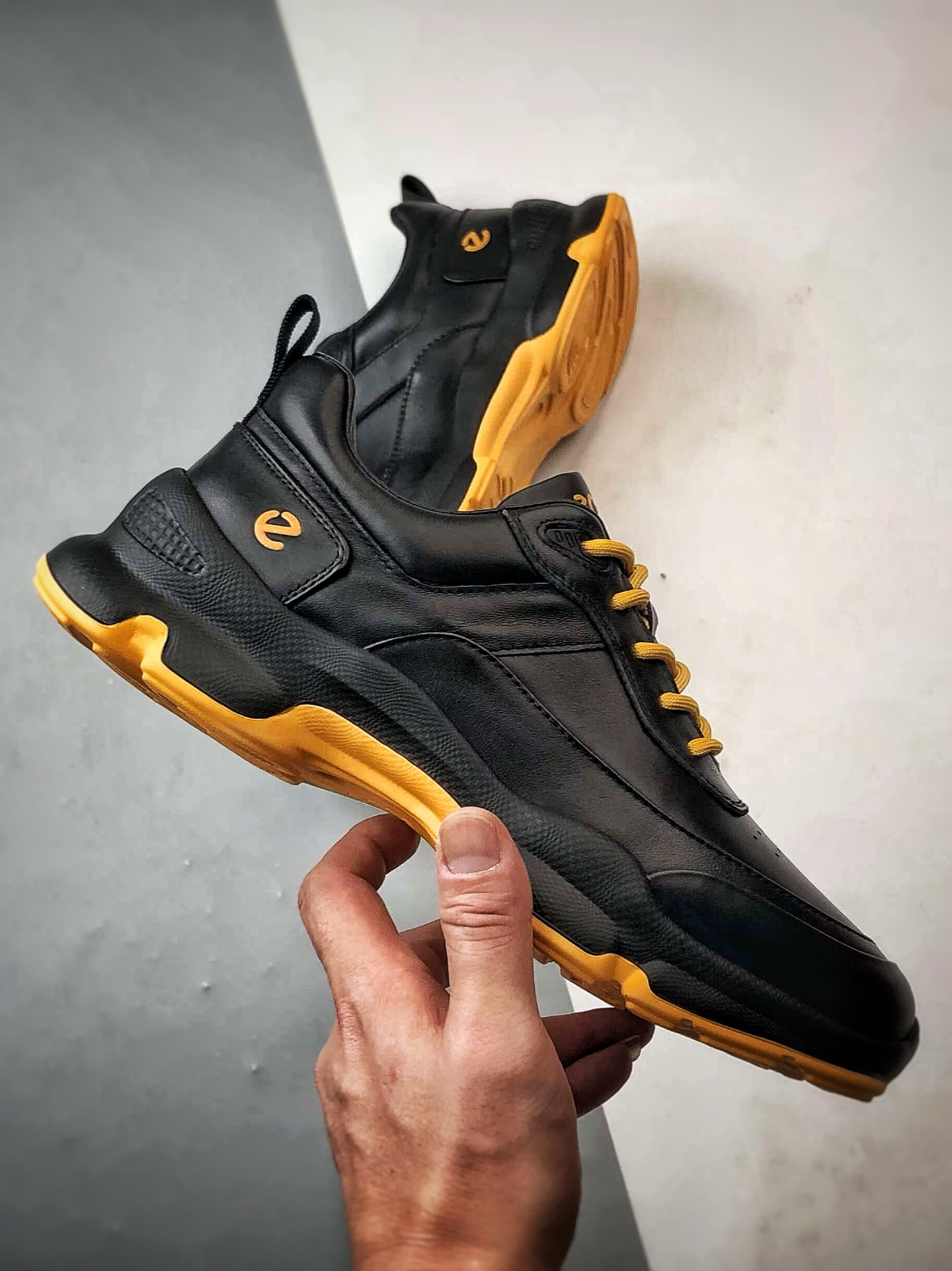 300 Ecco/爱步 健步BIOM系列新款 秋季双色拼接透气舒适运动跑步鞋 825922