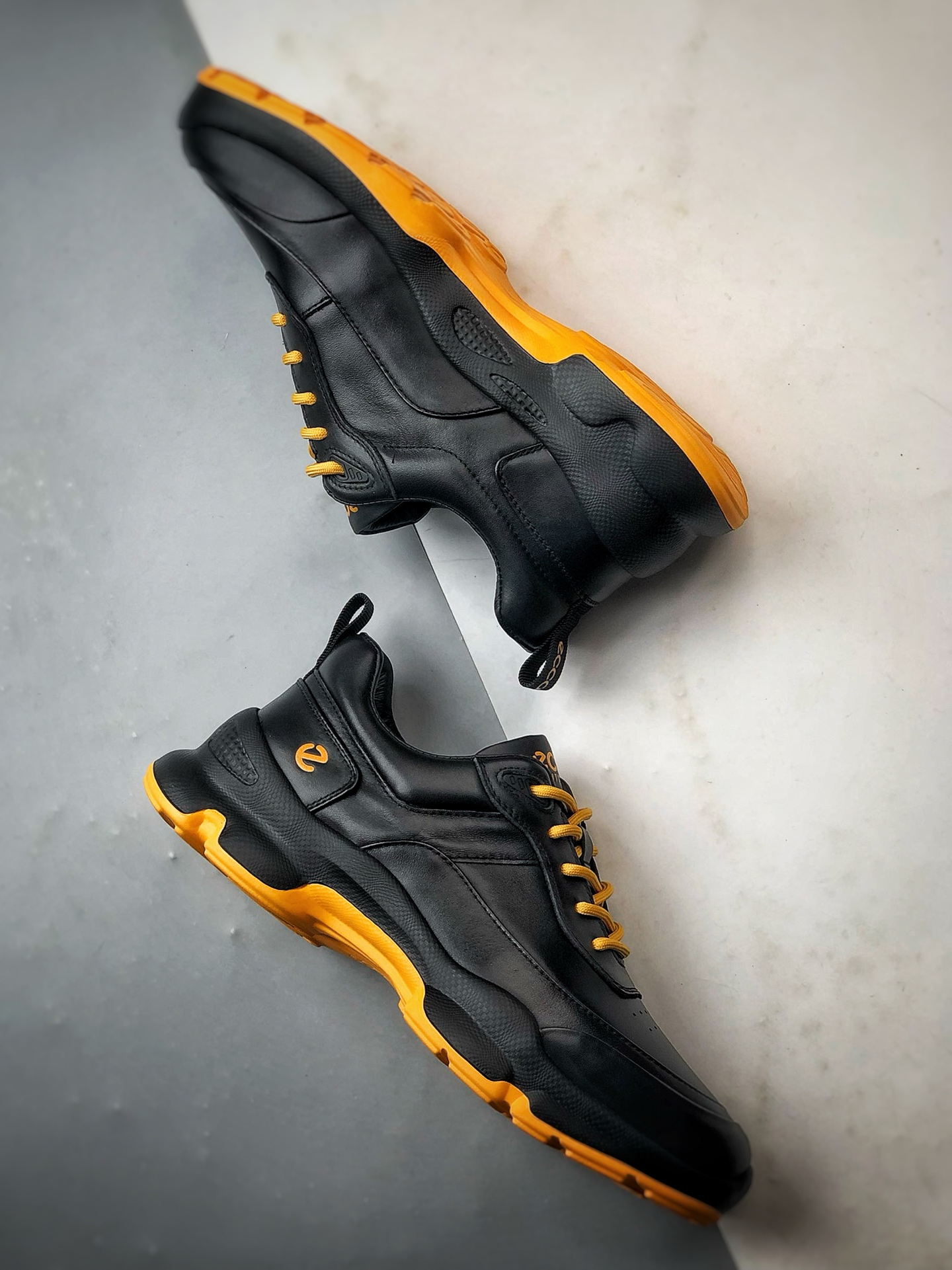 300 Ecco/爱步 健步BIOM系列新款 秋季双色拼接透气舒适运动跑步鞋 825922