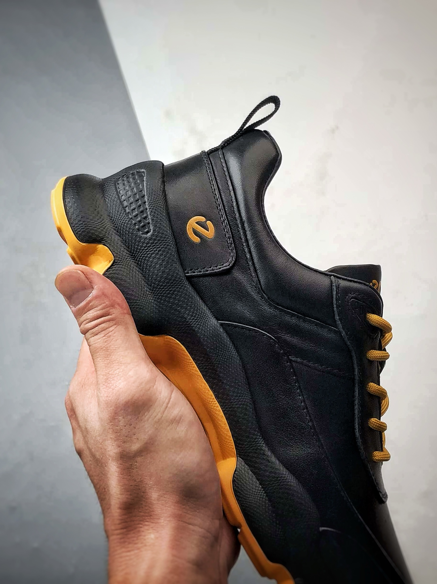 300 Ecco/爱步 健步BIOM系列新款 秋季双色拼接透气舒适运动跑步鞋 825922