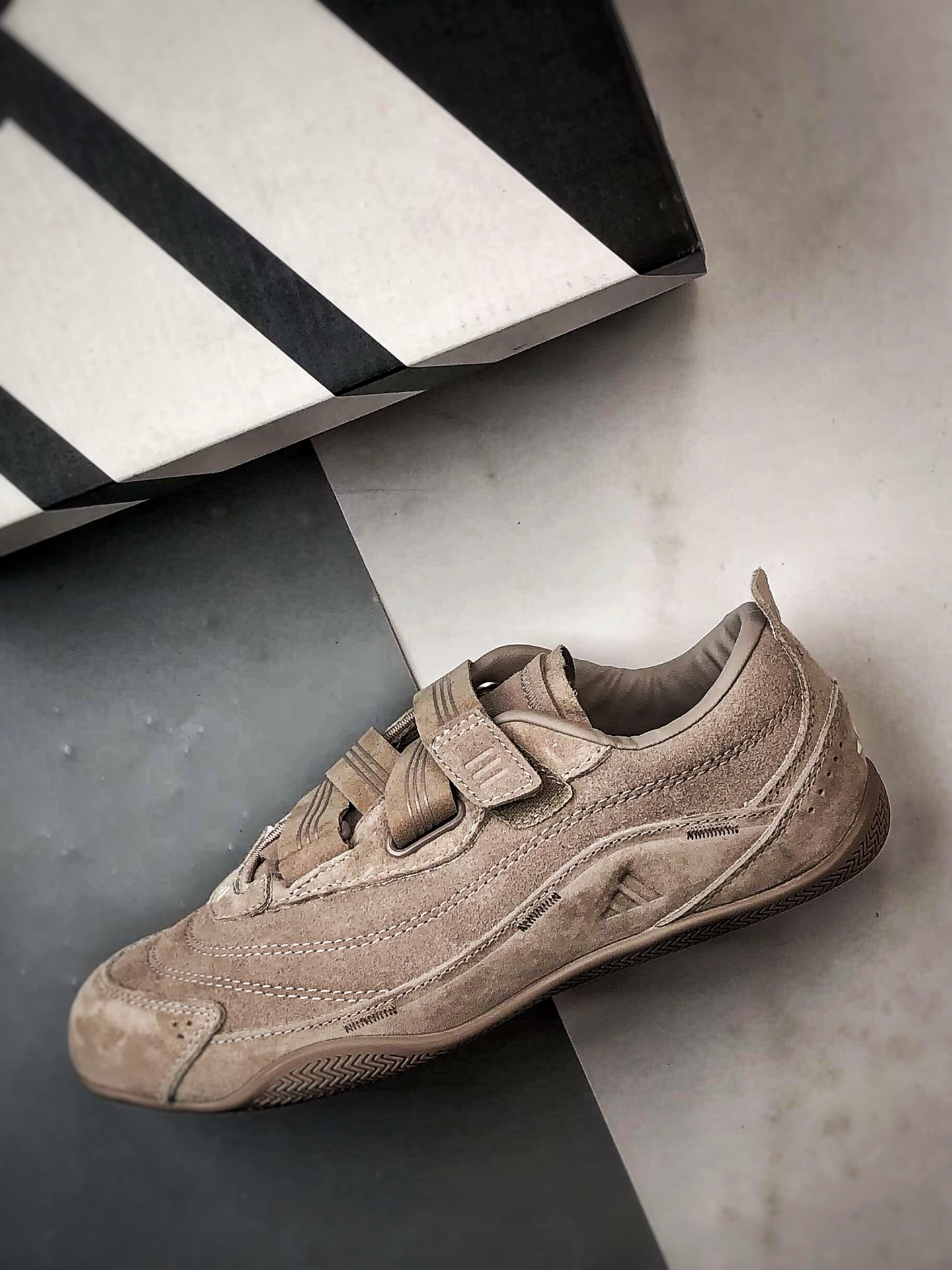 190 AD Urban Reverie Fos 雾感粉 魔术贴城市芭蕾风薄底休闲鞋 JS2445-Chinese UA Cheap High Quatity Brand Clothes Bags handbags Sneakers wholesale wholesaler seller from China Factory suppliers Fashion Clothing Shoes best Quality Beautiful Price 190 AD Urban Reverie Fos 雾感粉 魔术贴城市芭蕾风薄底休闲鞋 JS2445