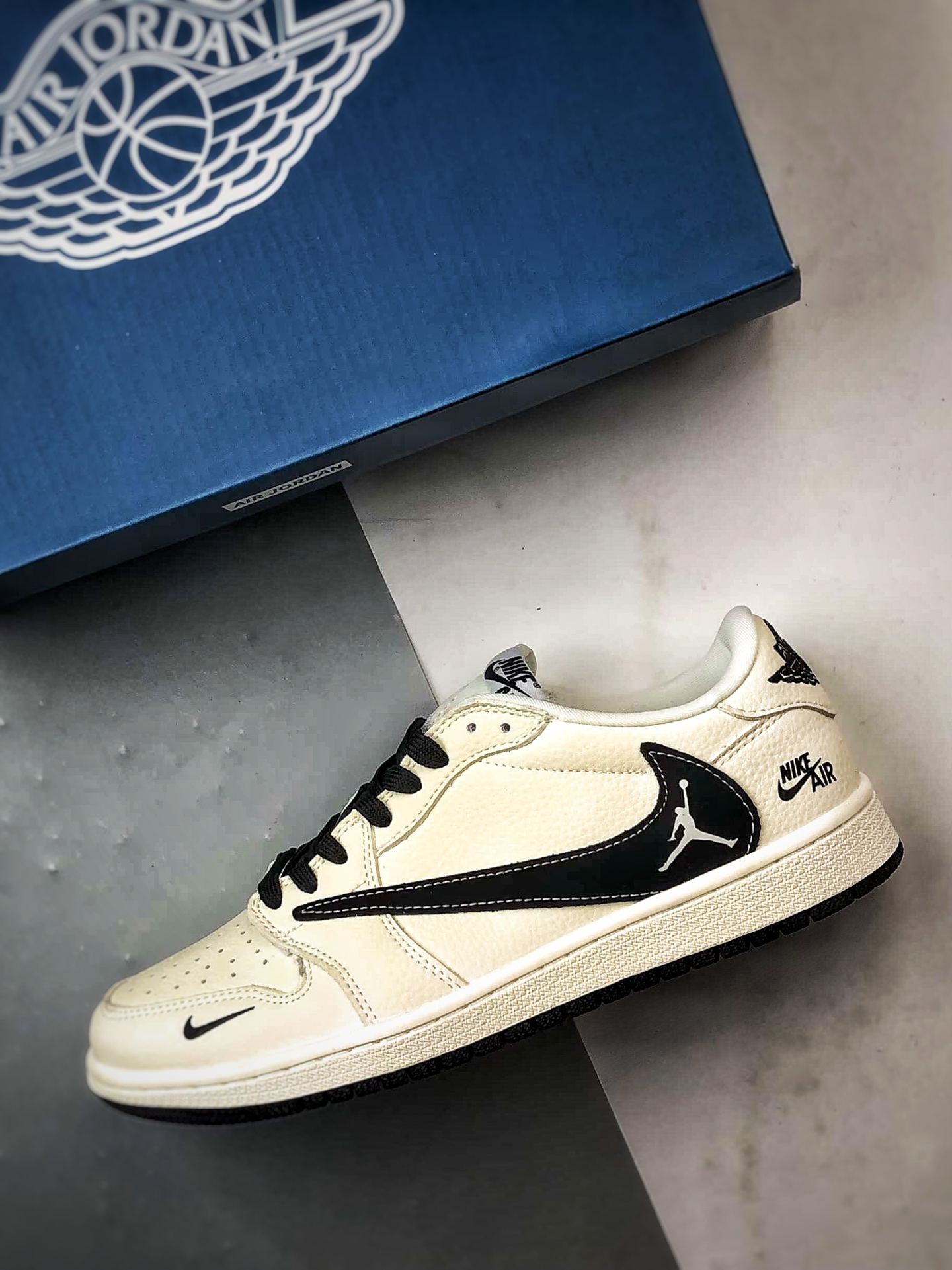 Air Jordan 1 Low ”高端定制” 飞人米白黑倒钩 DZ5899-105