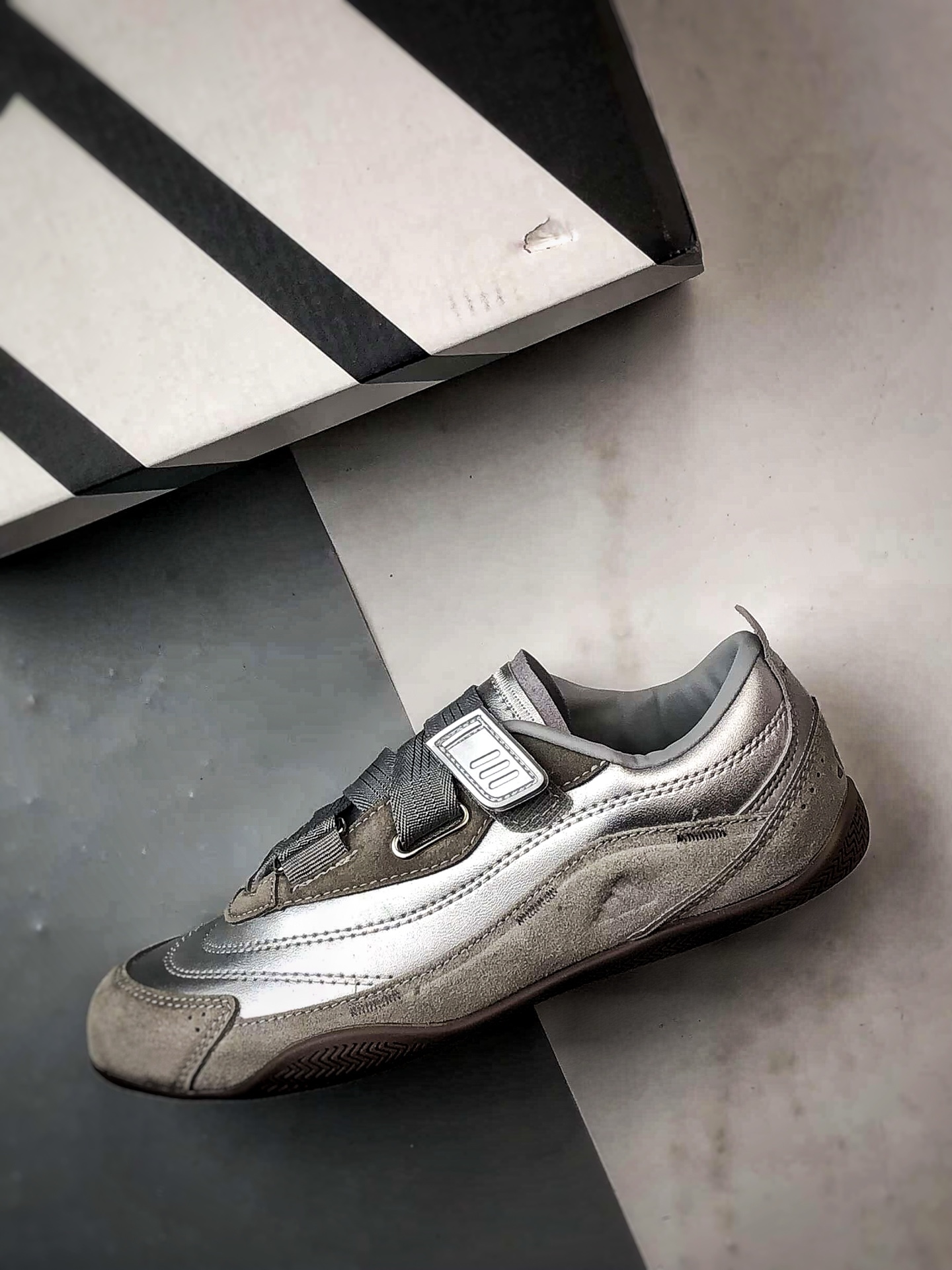 190 AD Urban Reverie Fos 灰银色 魔术贴城市芭蕾风薄底休闲鞋 JQ9392