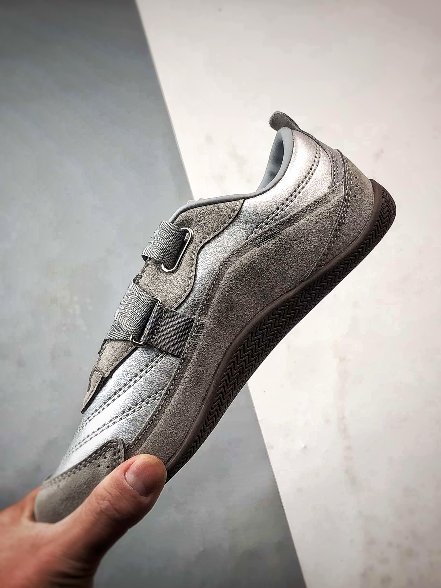 190 AD Urban Reverie Fos 灰银色 魔术贴城市芭蕾风薄底休闲鞋 JQ9392