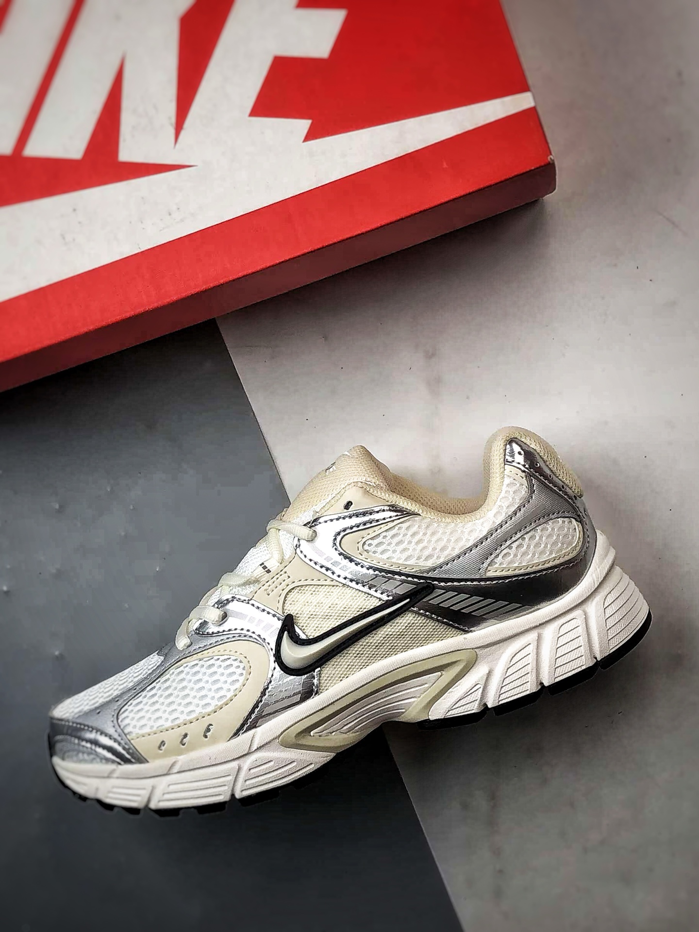 NK V5 RNR系列 米白银 复古Y3K风格舒适百搭跑步鞋 HQ7901-104