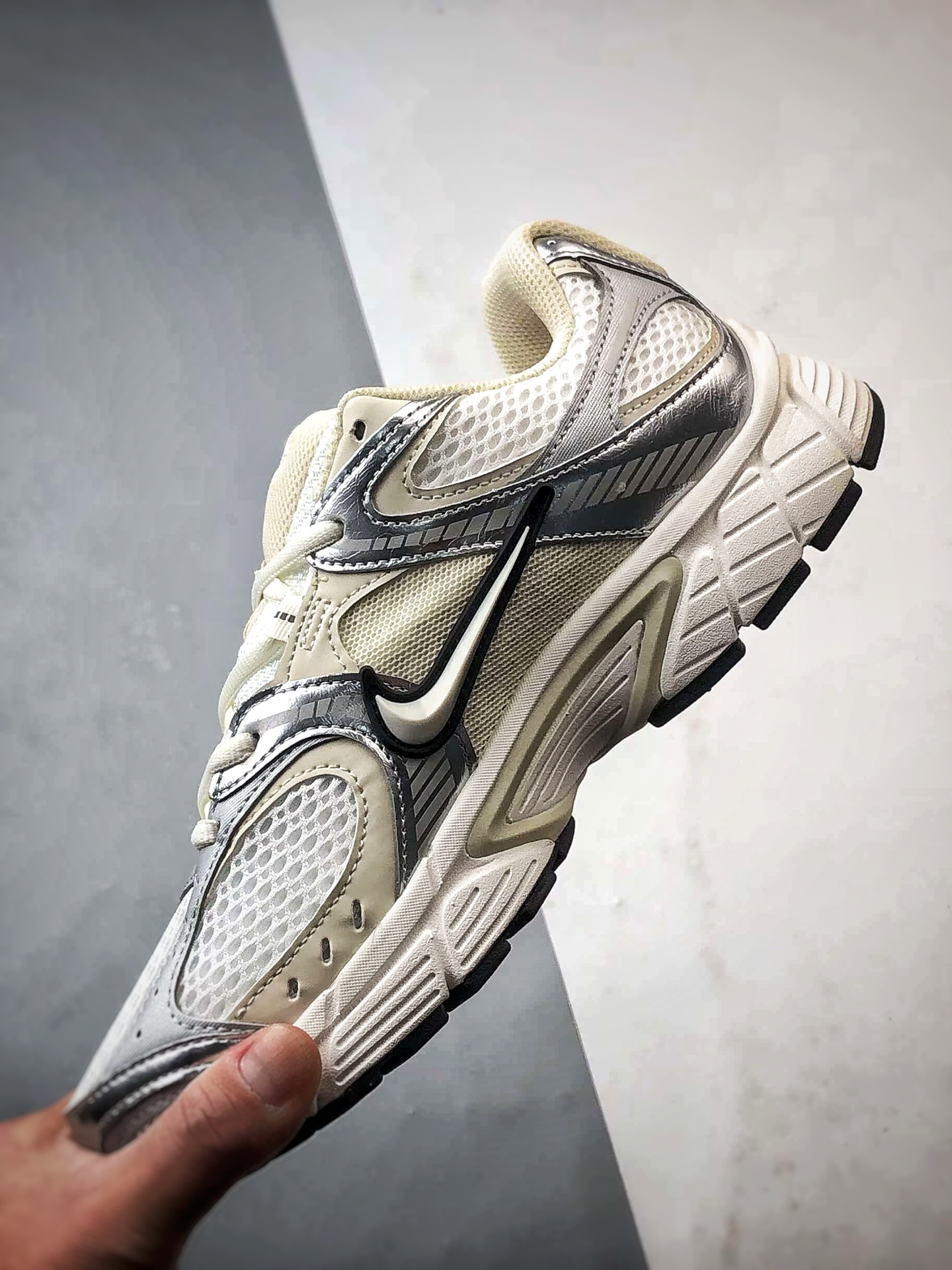 NK V5 RNR系列 米白银 复古Y3K风格舒适百搭跑步鞋 HQ7901-104