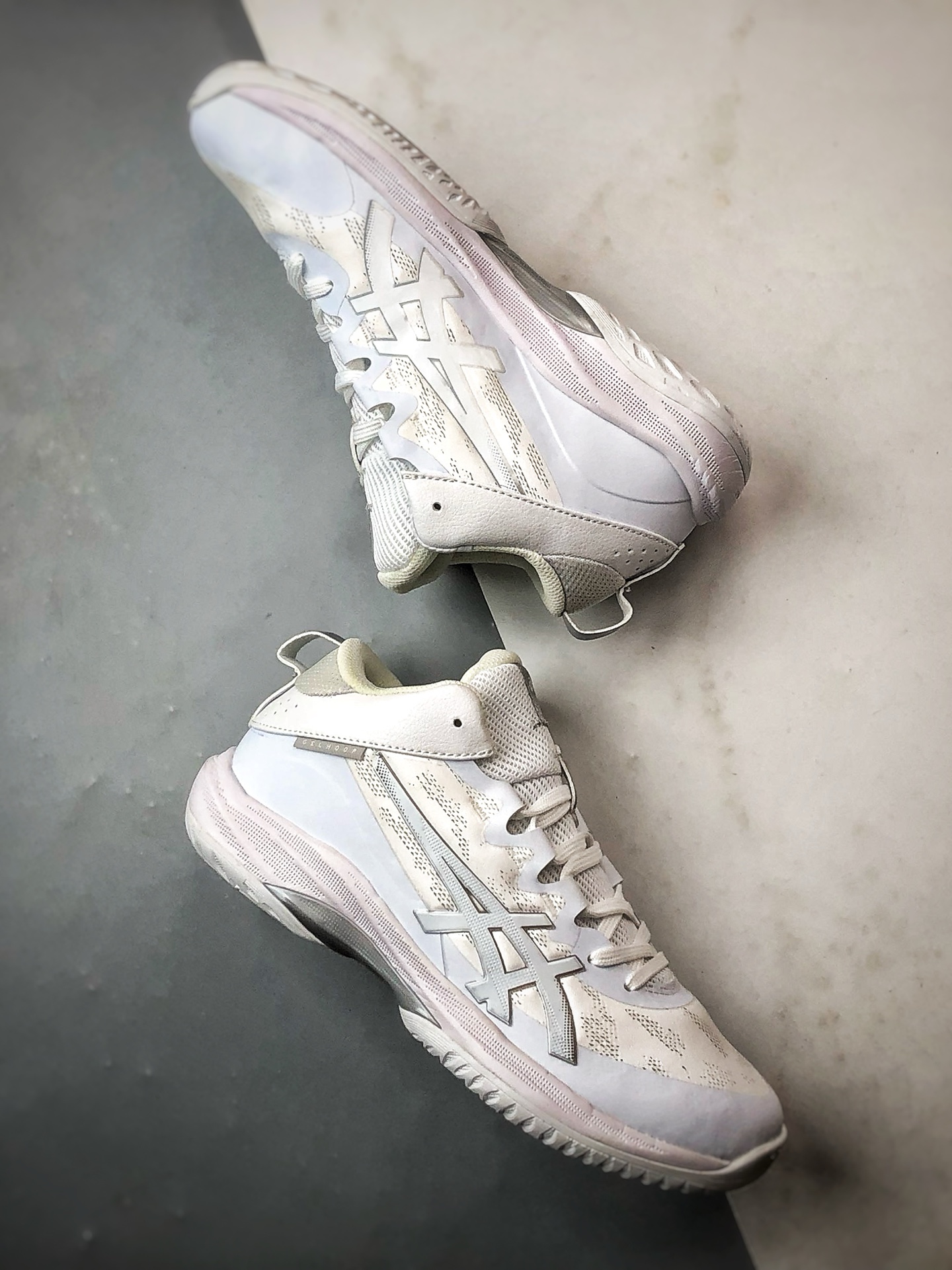 220 Asics Gel-Hoop v17 白灰色 亚瑟士时尚简约缓冲减震篮球鞋 1063A096-100