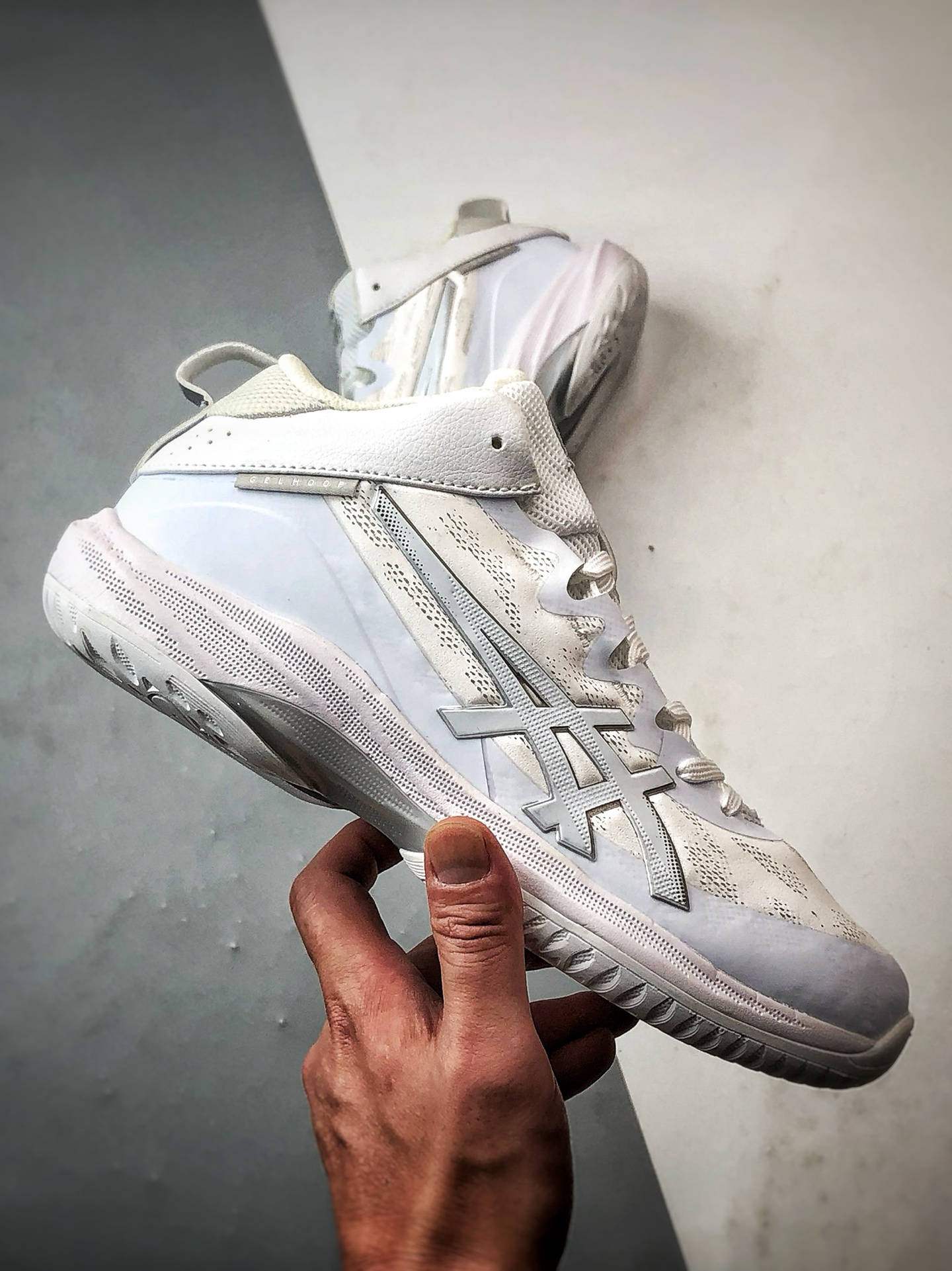 220 Asics Gel-Hoop v17 白灰色 亚瑟士时尚简约缓冲减震篮球鞋 1063A096-100