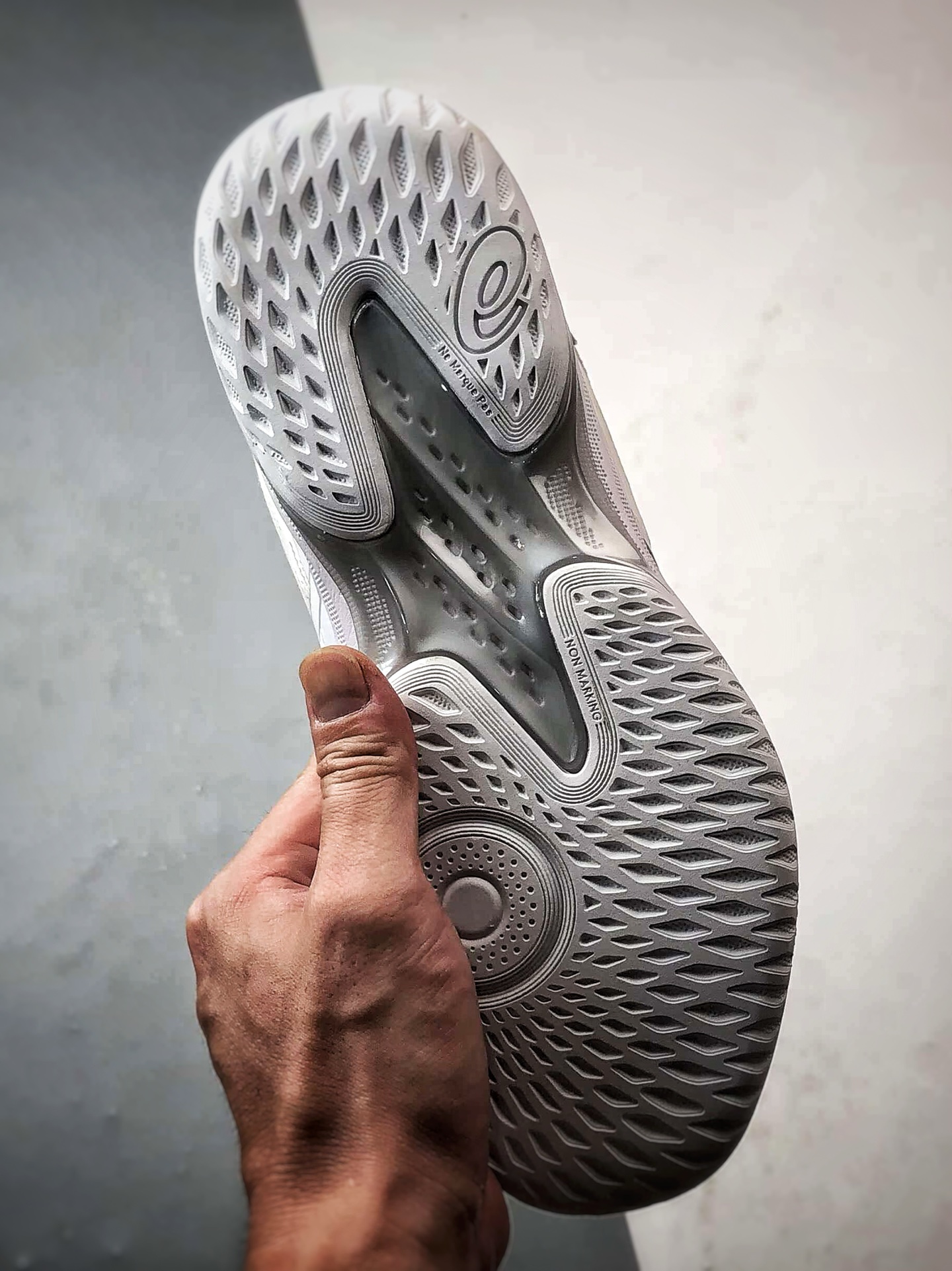 220 Asics Gel-Hoop v17 白灰色 亚瑟士时尚简约缓冲减震篮球鞋 1063A096-100