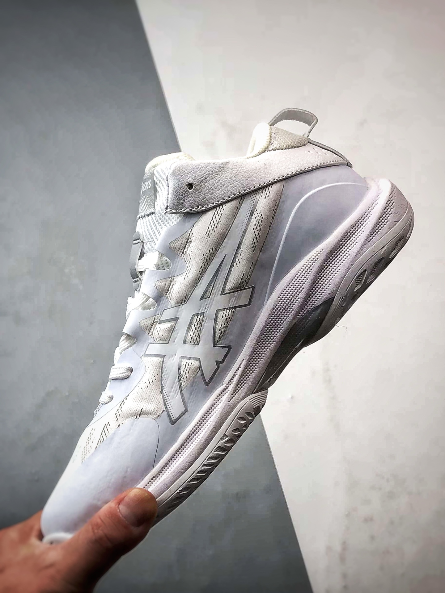 220 Asics Gel-Hoop v17 白灰色 亚瑟士时尚简约缓冲减震篮球鞋 1063A096-100