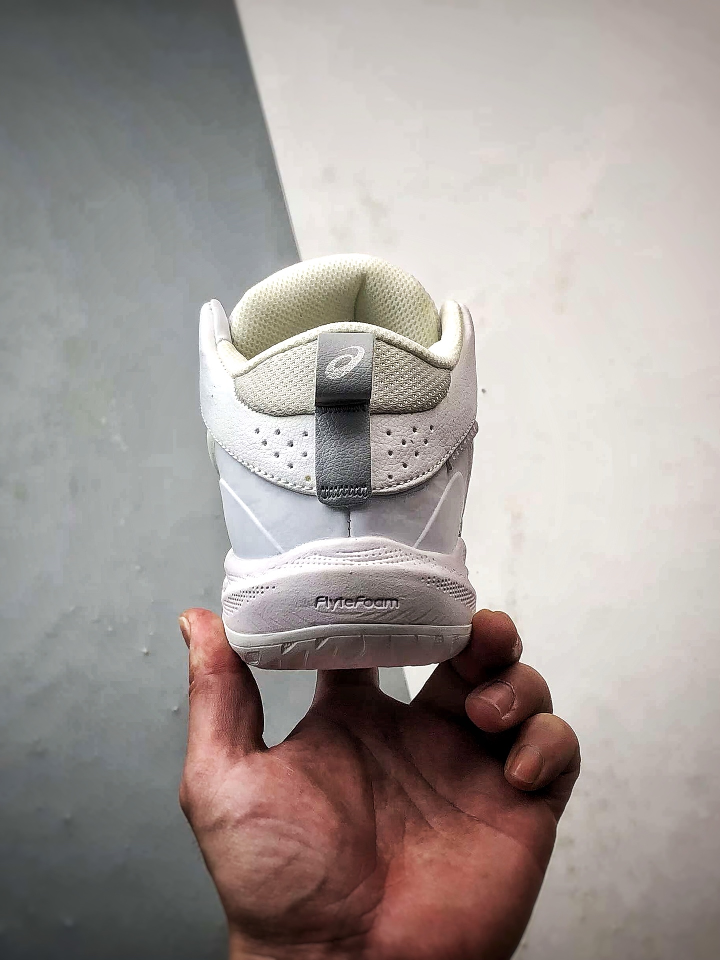 220 Asics Gel-Hoop v17 白灰色 亚瑟士时尚简约缓冲减震篮球鞋 1063A096-100